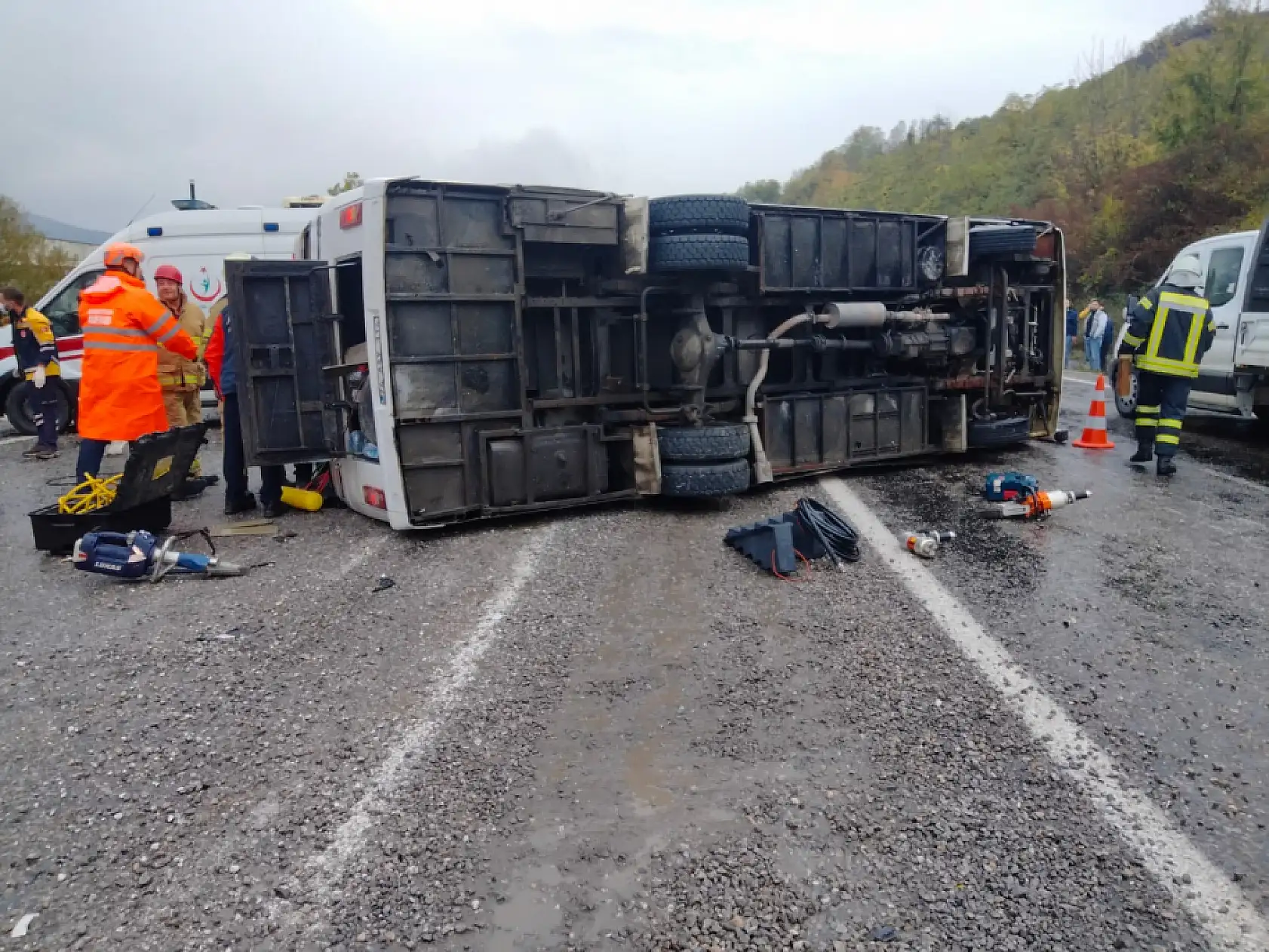 Bartın'da işçi servisi devrildi: 1 ölü 19 yaralı