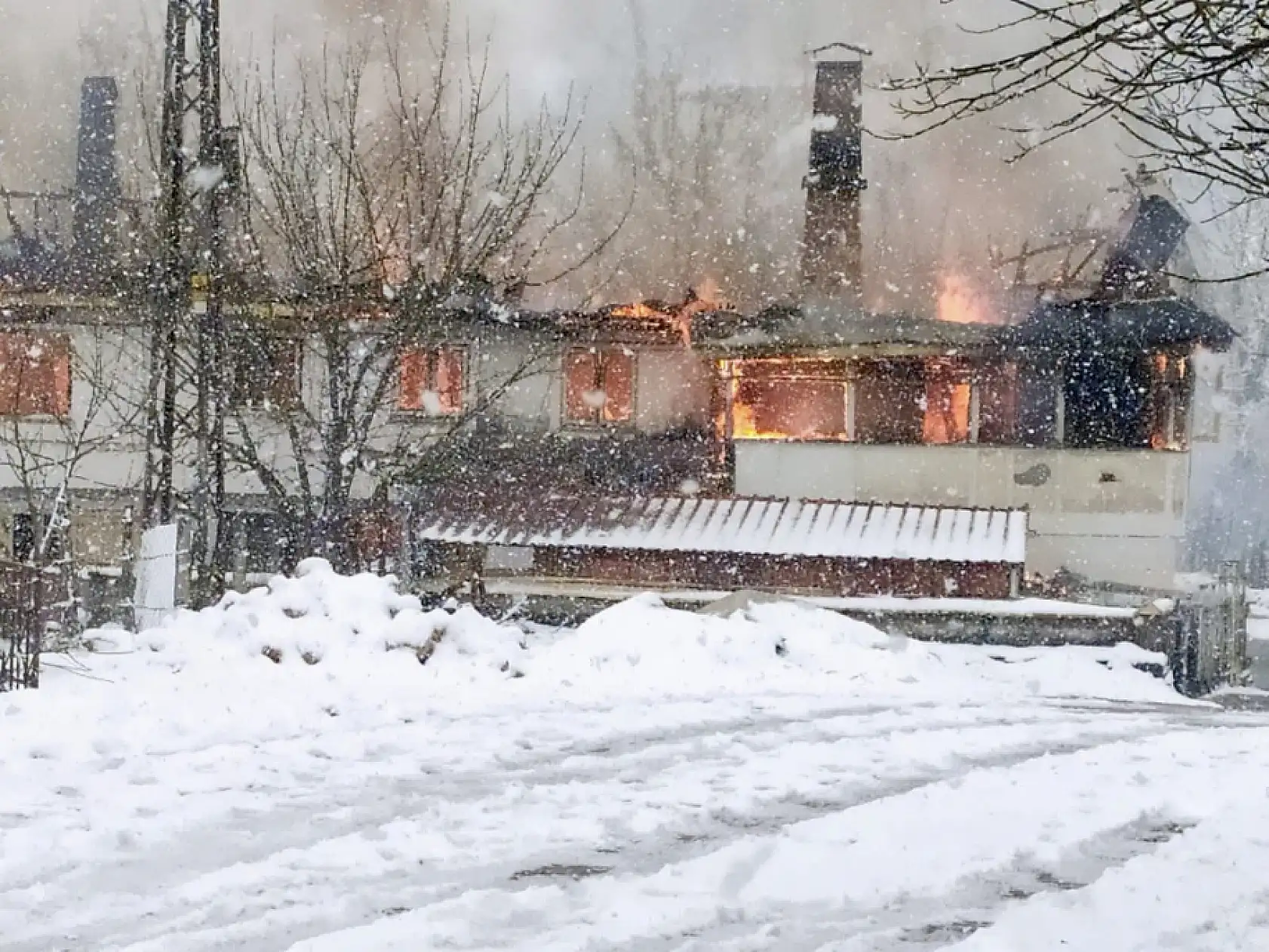 Kar altında yangın çıktı
