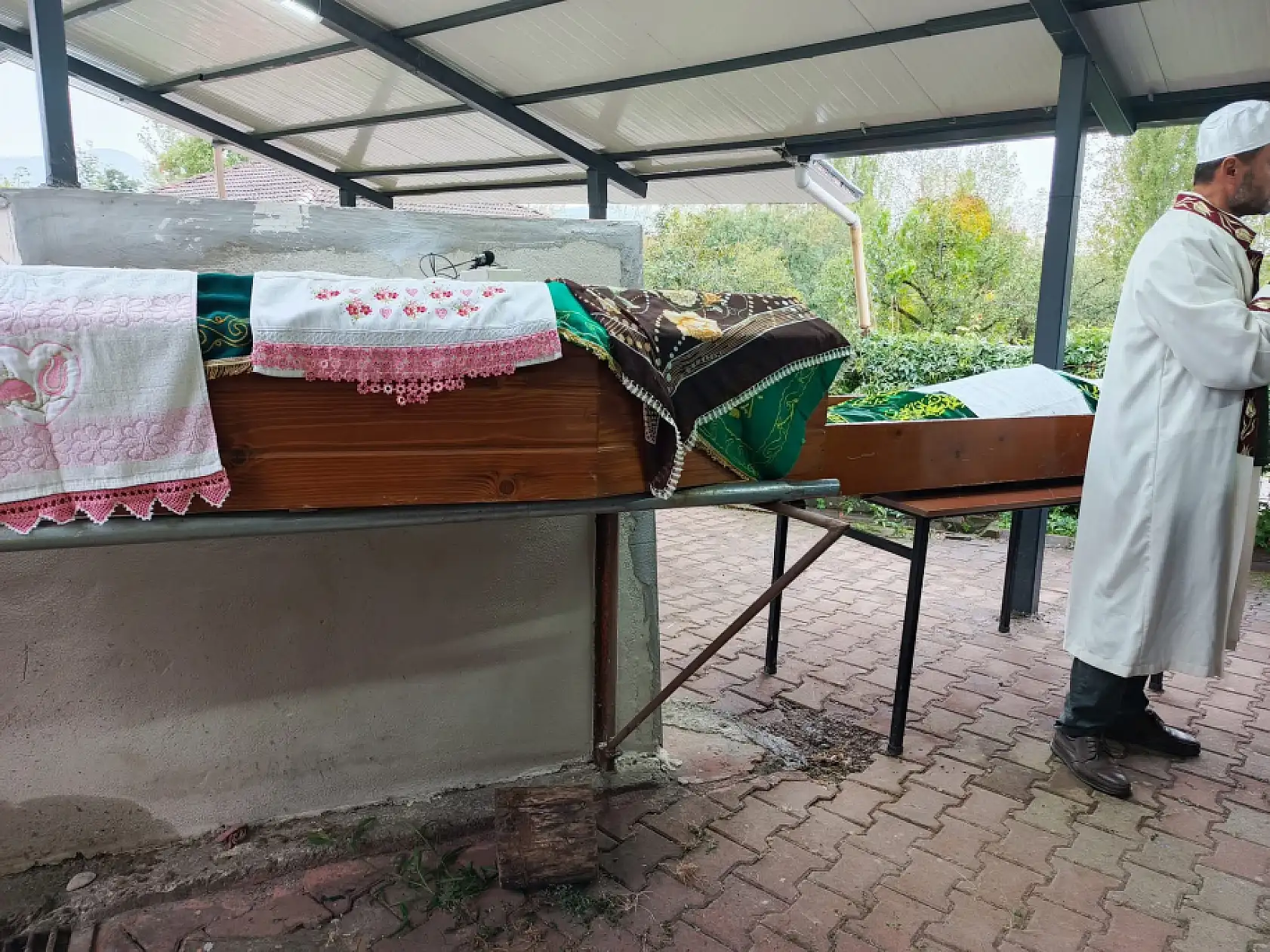 Gözyaşlarıyla toprağa verildiler