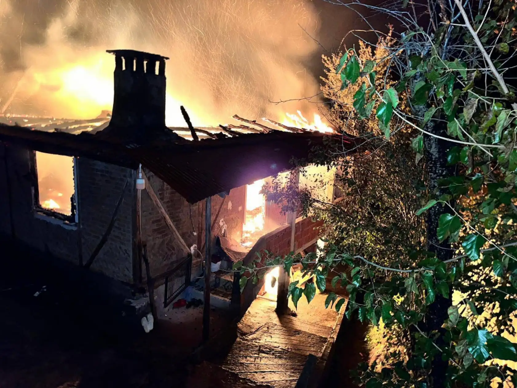 Alevler evi komple sardı