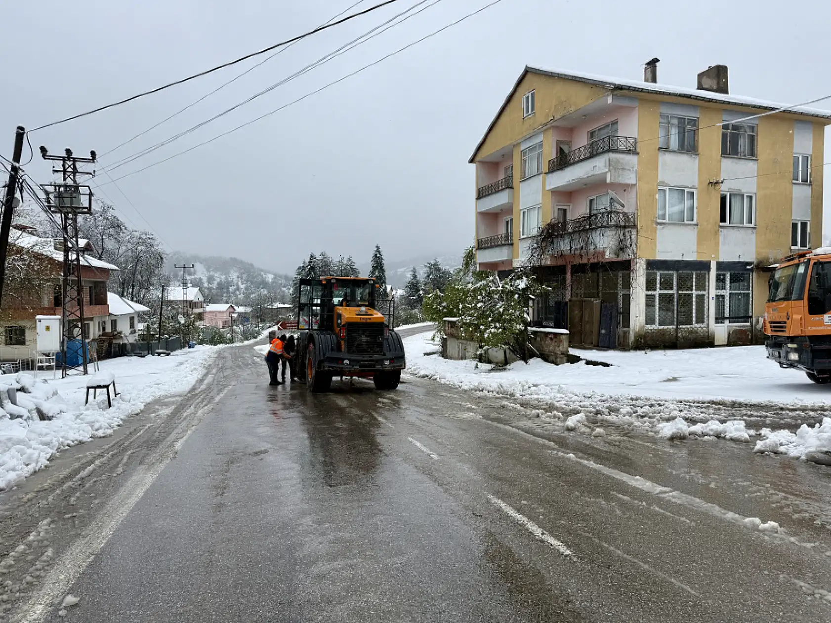 28 köy yolu ulaşıma kapandı