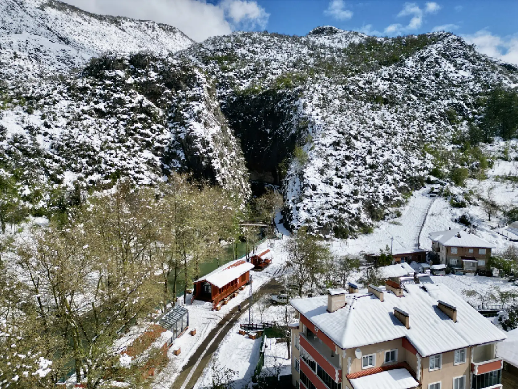 Aşk acısını dindiren şelale karla kaplandı