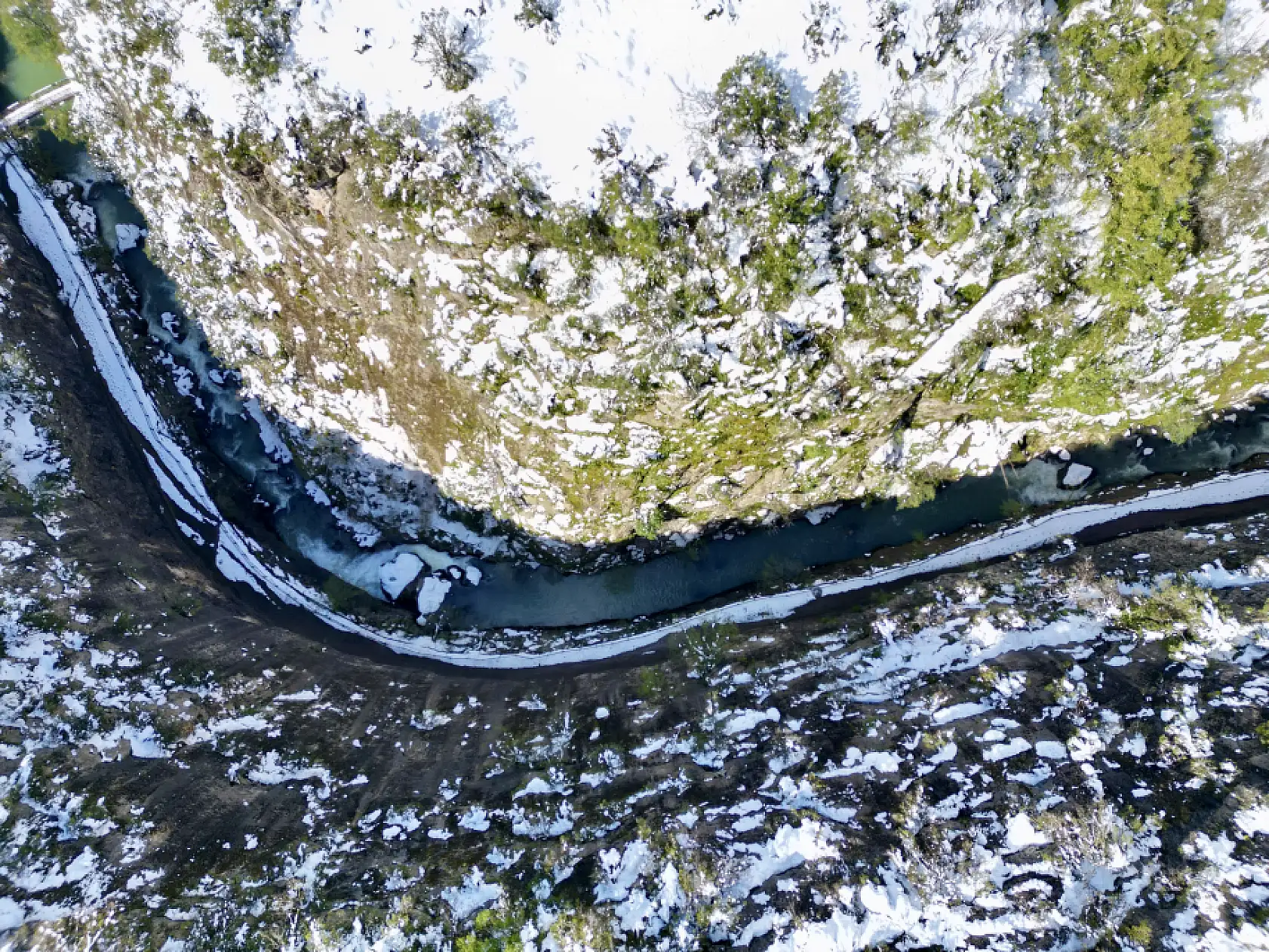 Aşk acısını dindiren şelale karla kaplandı