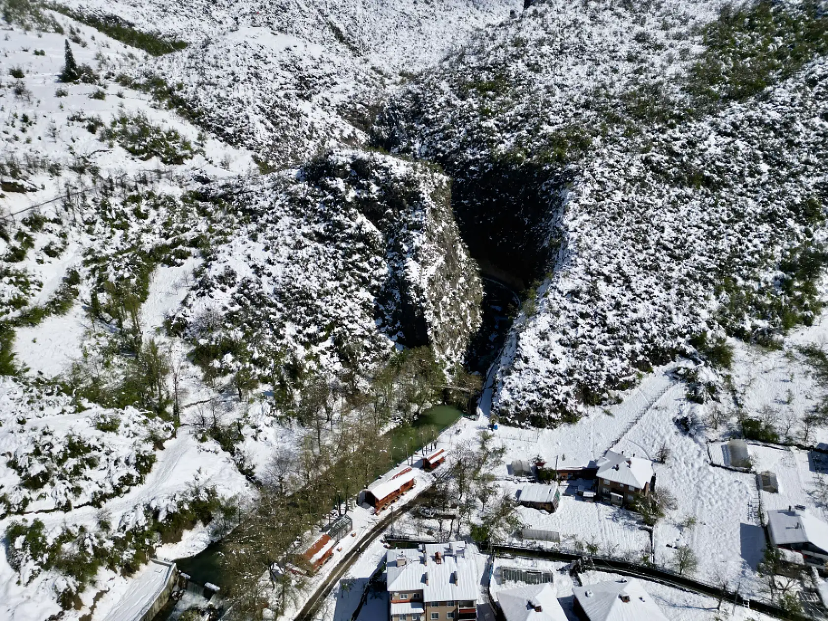 Aşk acısını dindiren şelale karla kaplandı