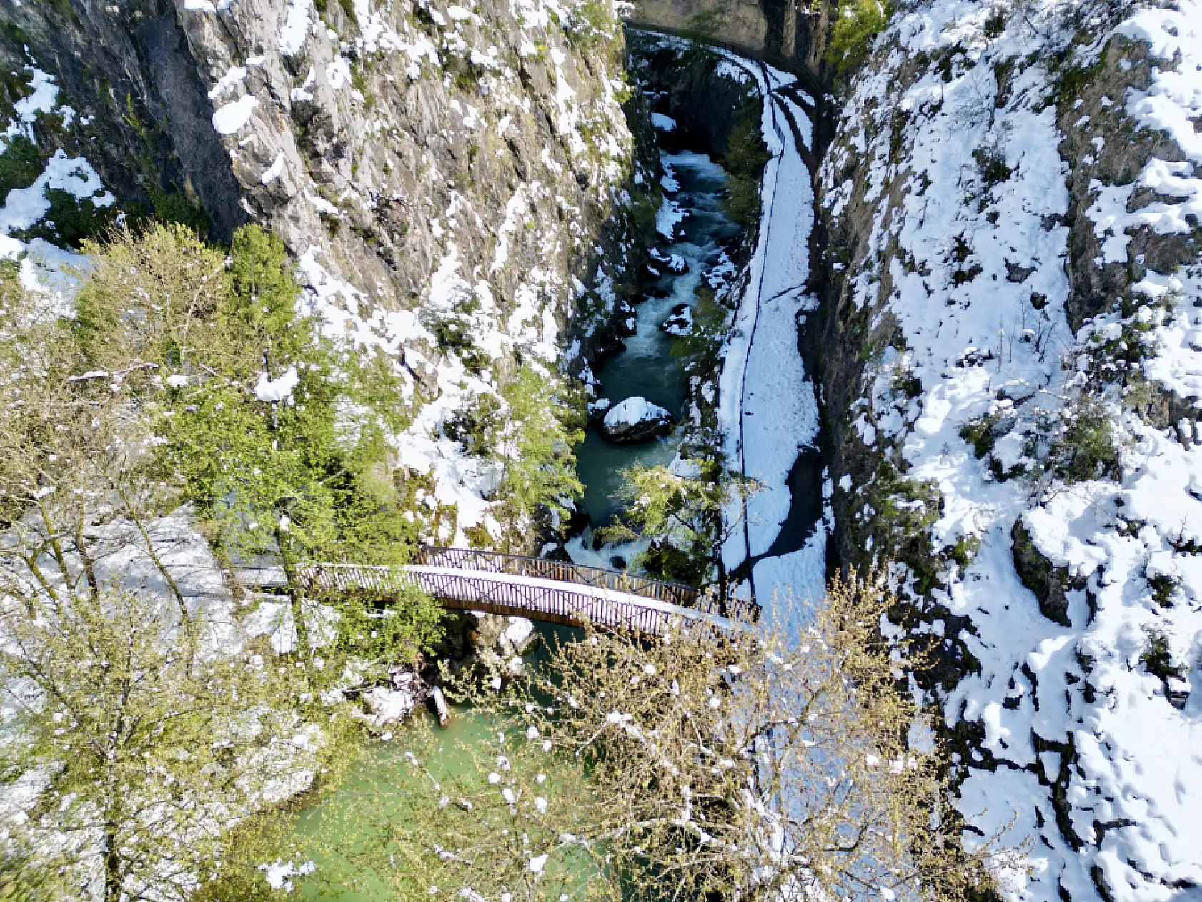 Aşk acısını dindiren şelale karla kaplandı