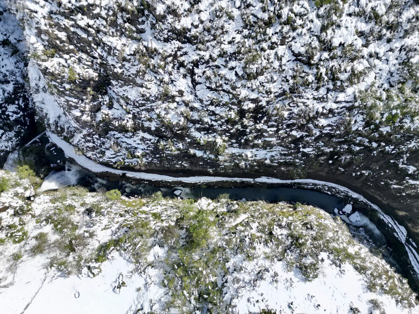 Aşk acısını dindiren şelale karla kaplandı