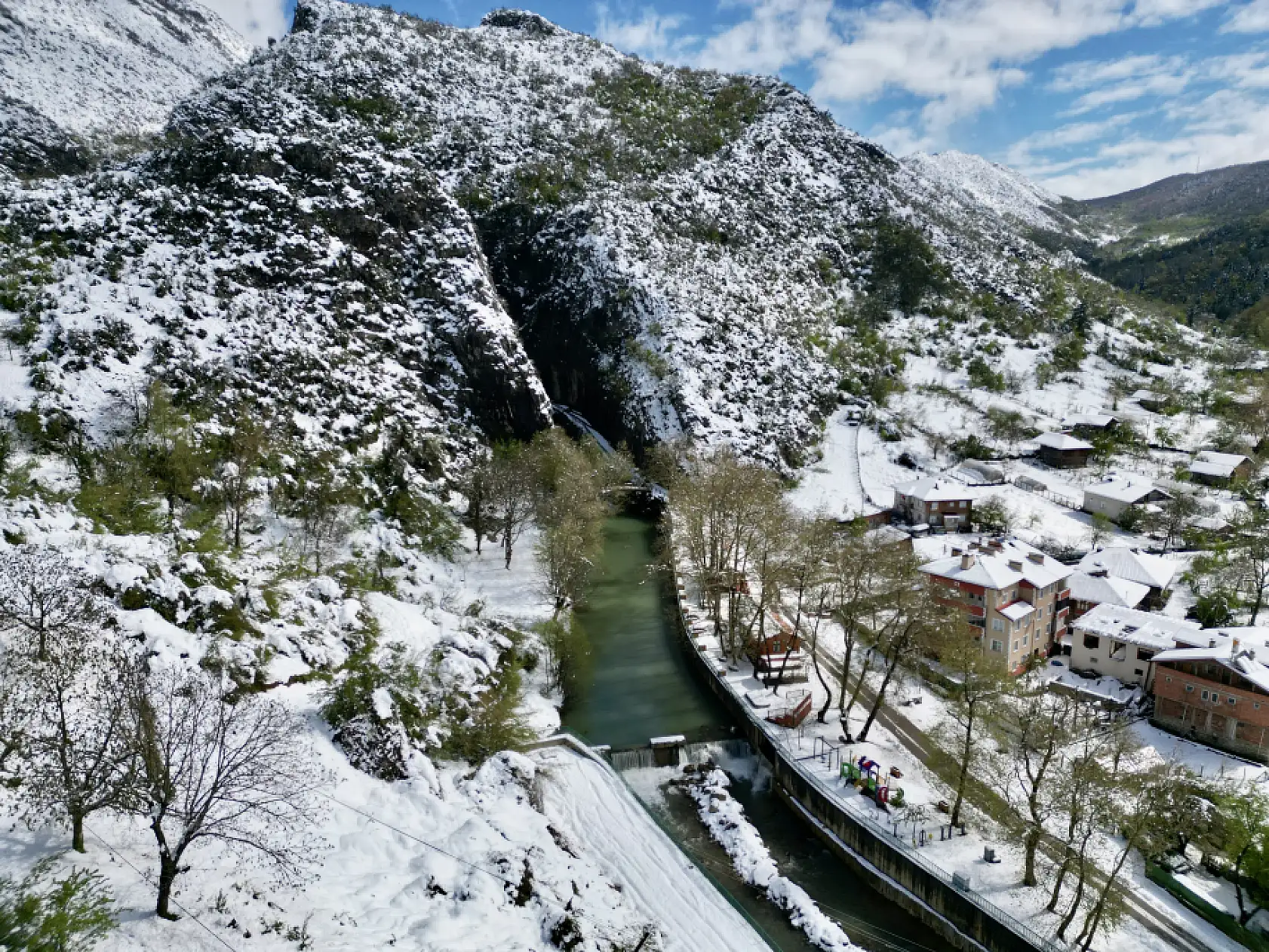 Aşk acısını dindiren şelale karla kaplandı