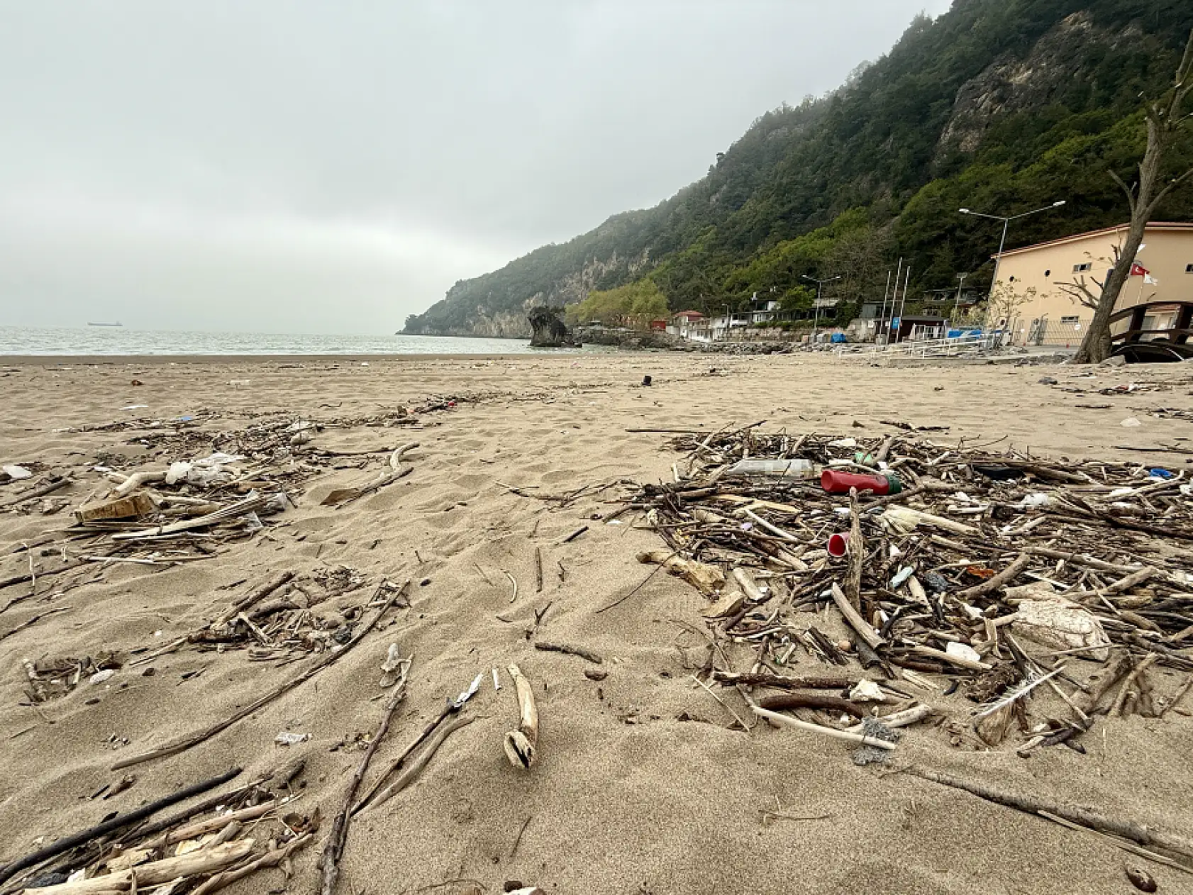 Çöpler sahile vurdu