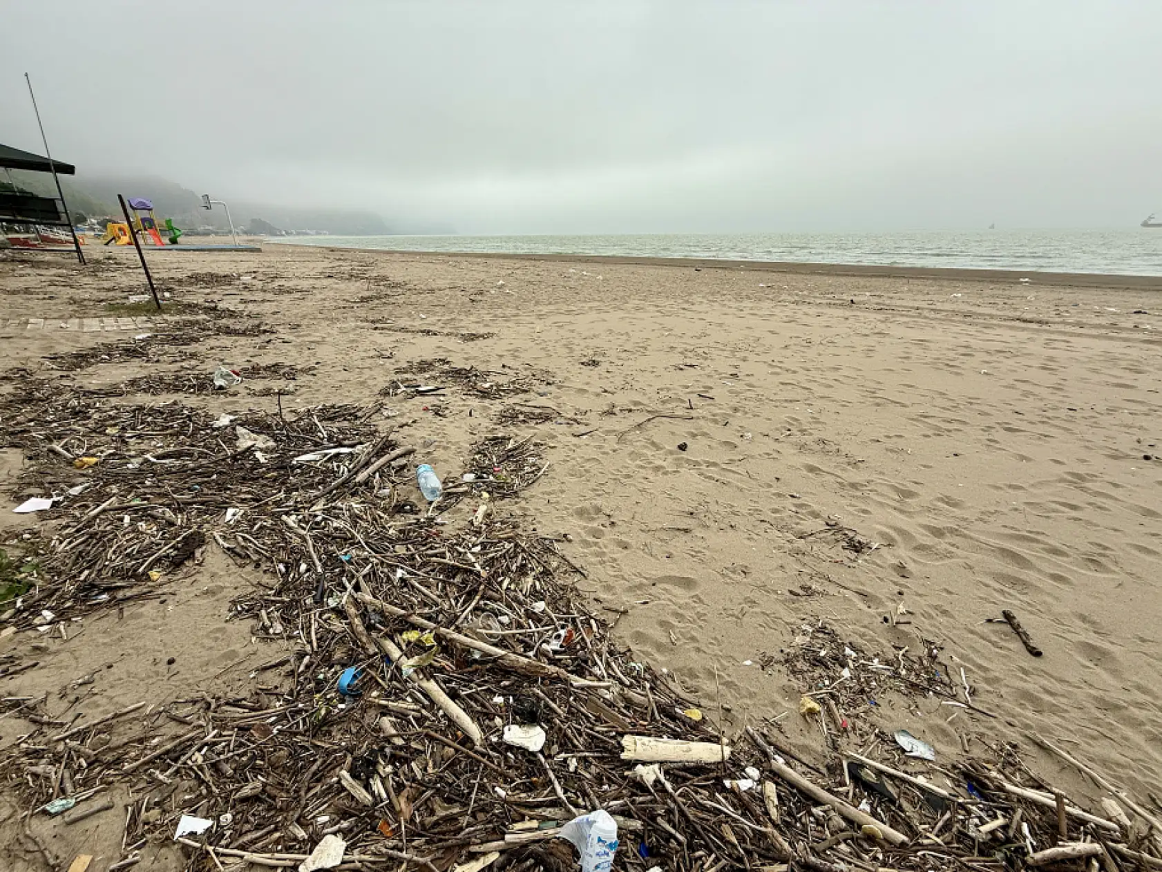 Çöpler sahile vurdu