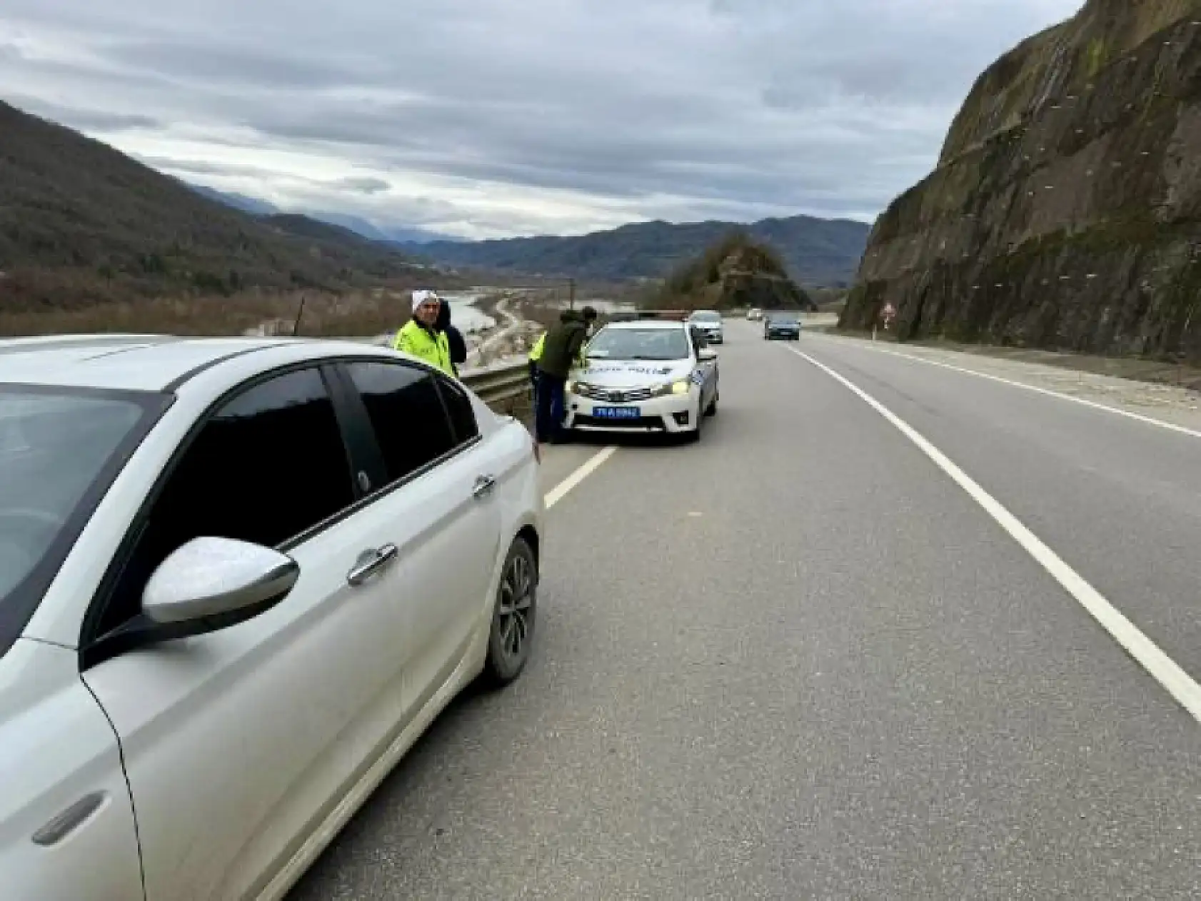 Aracın üzerine kaya parçaları düştü