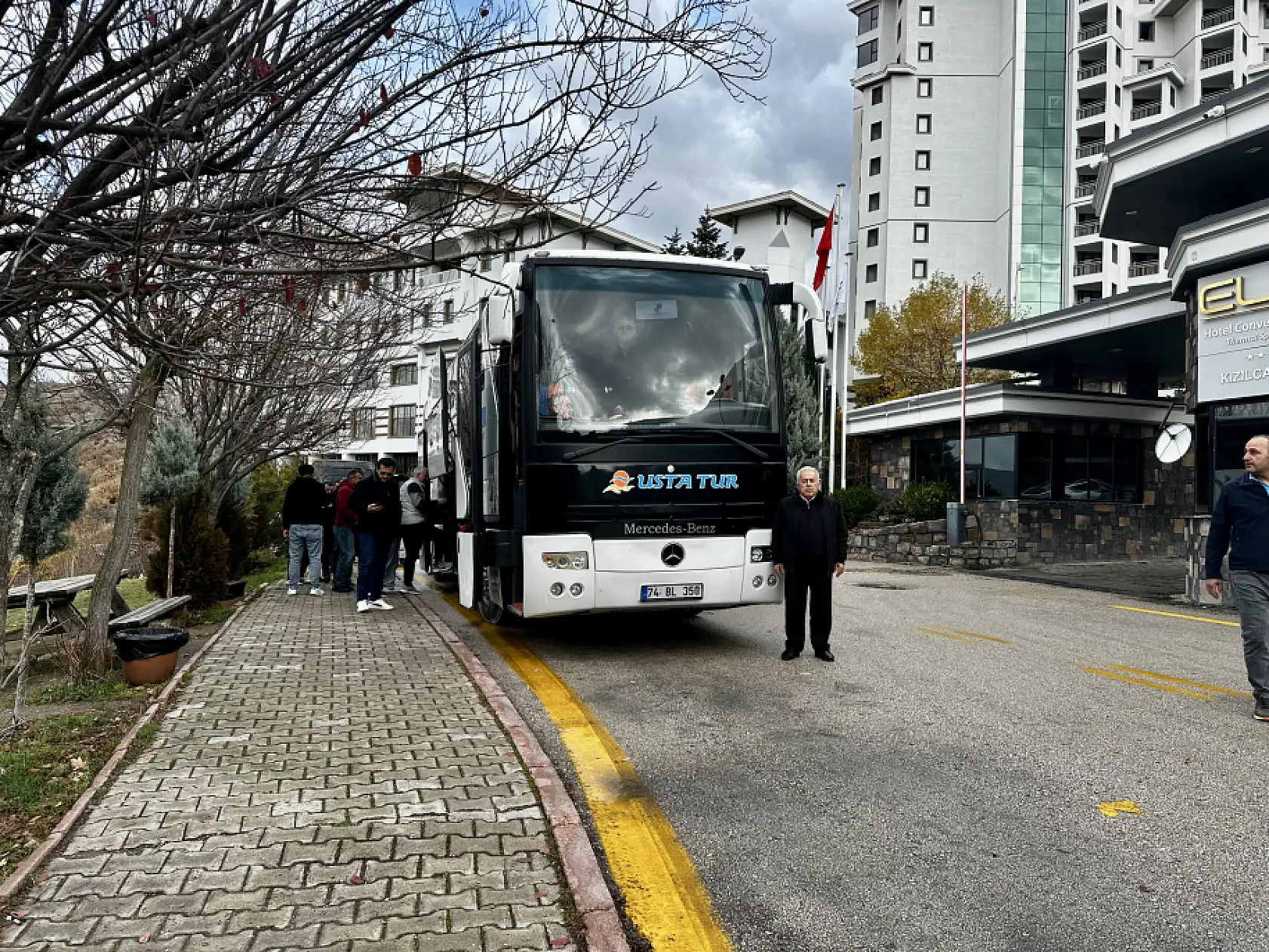 Akmazlar inşaat personeli moral depoladı