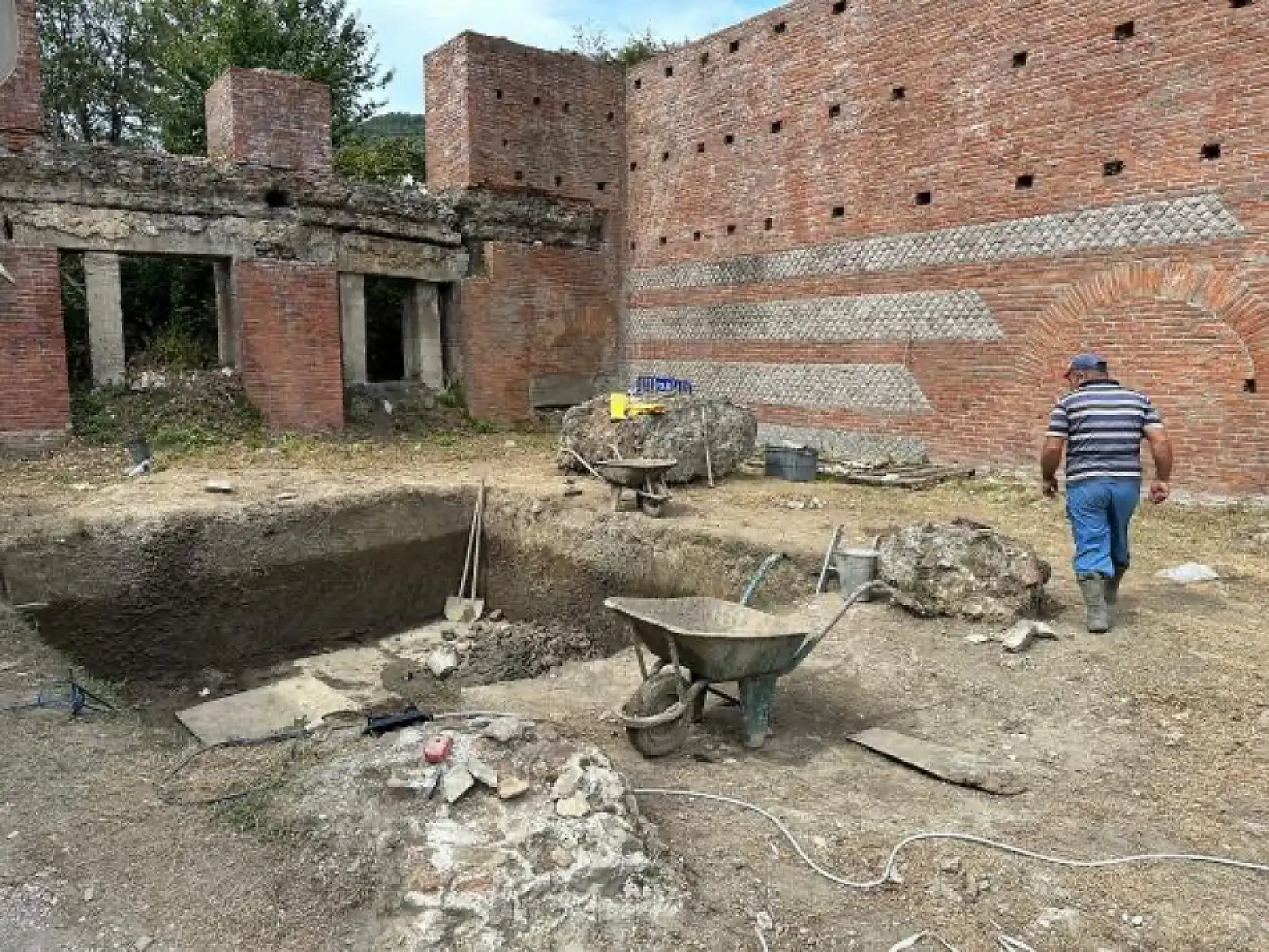 Kazıda su perisi heykeli bulundu