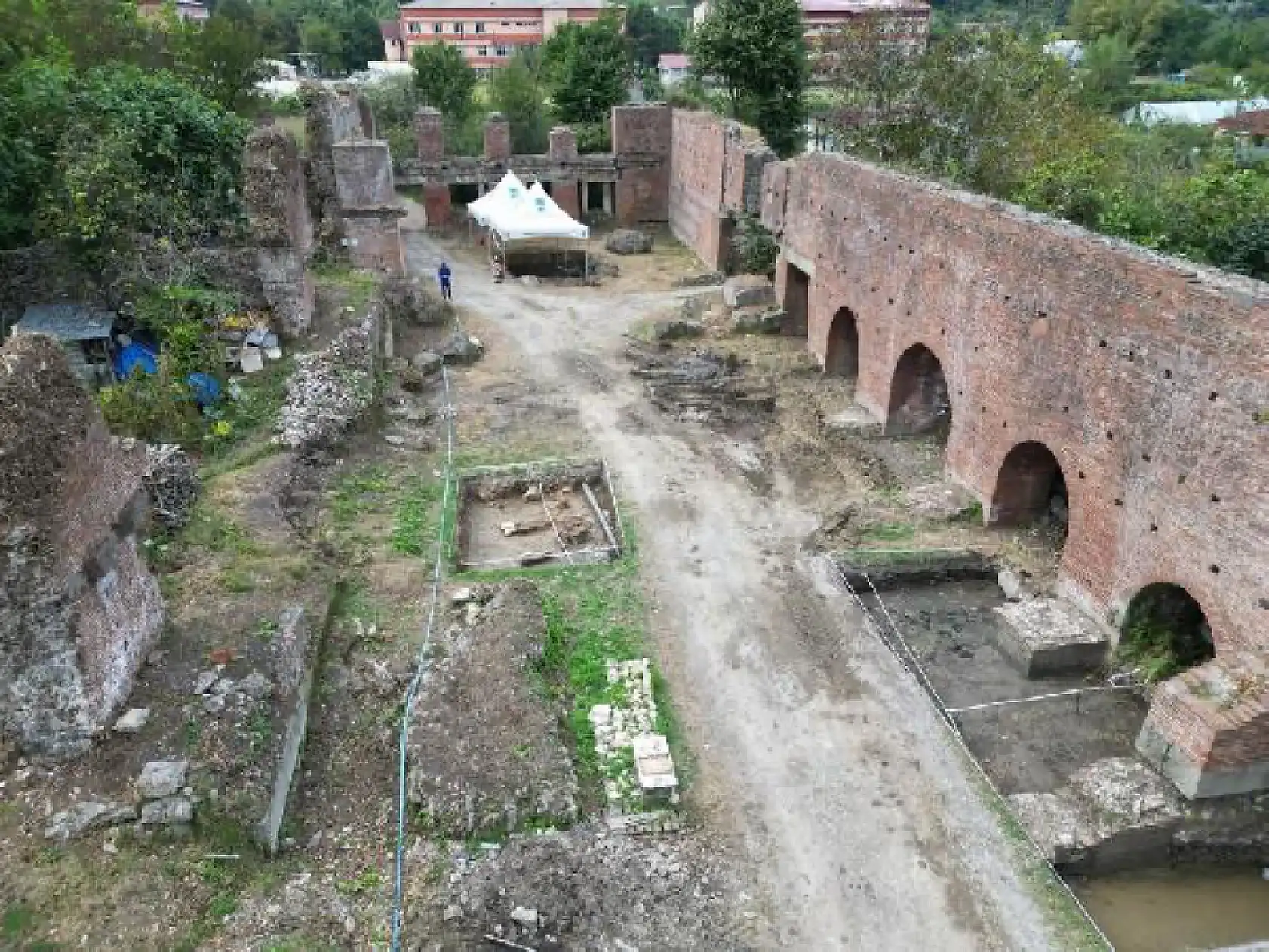 Kazıda su perisi heykeli bulundu