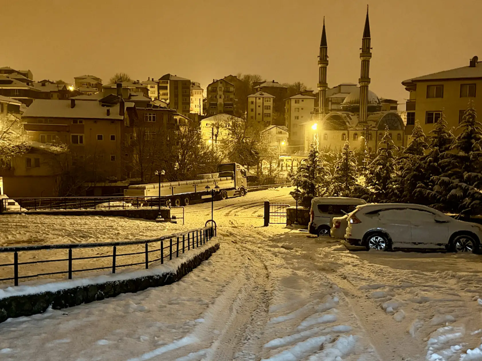 Karda kapanan yollar açılıyor