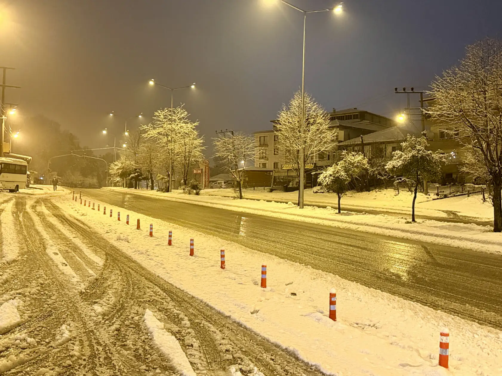Karda kapanan yollar açılıyor