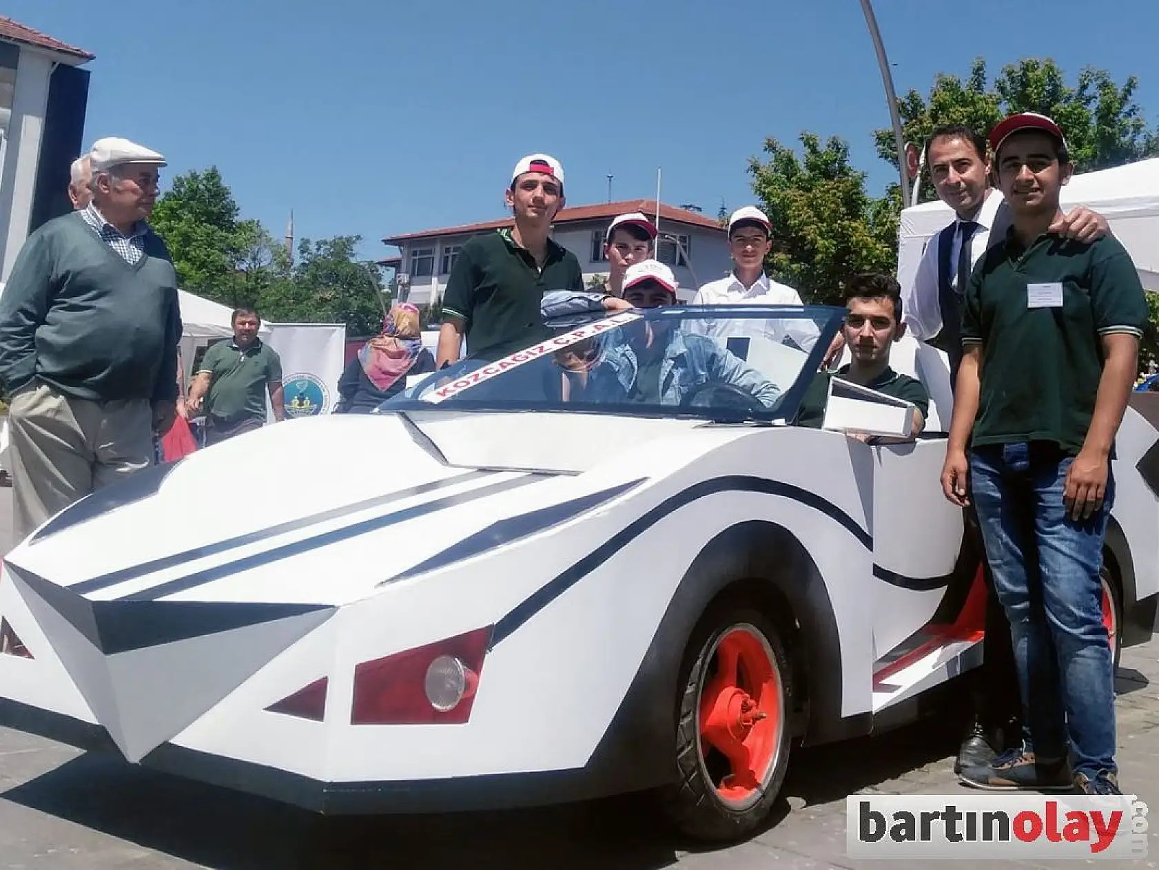 Kozcağız'da yapılan spor araba ilgi odağı oldu