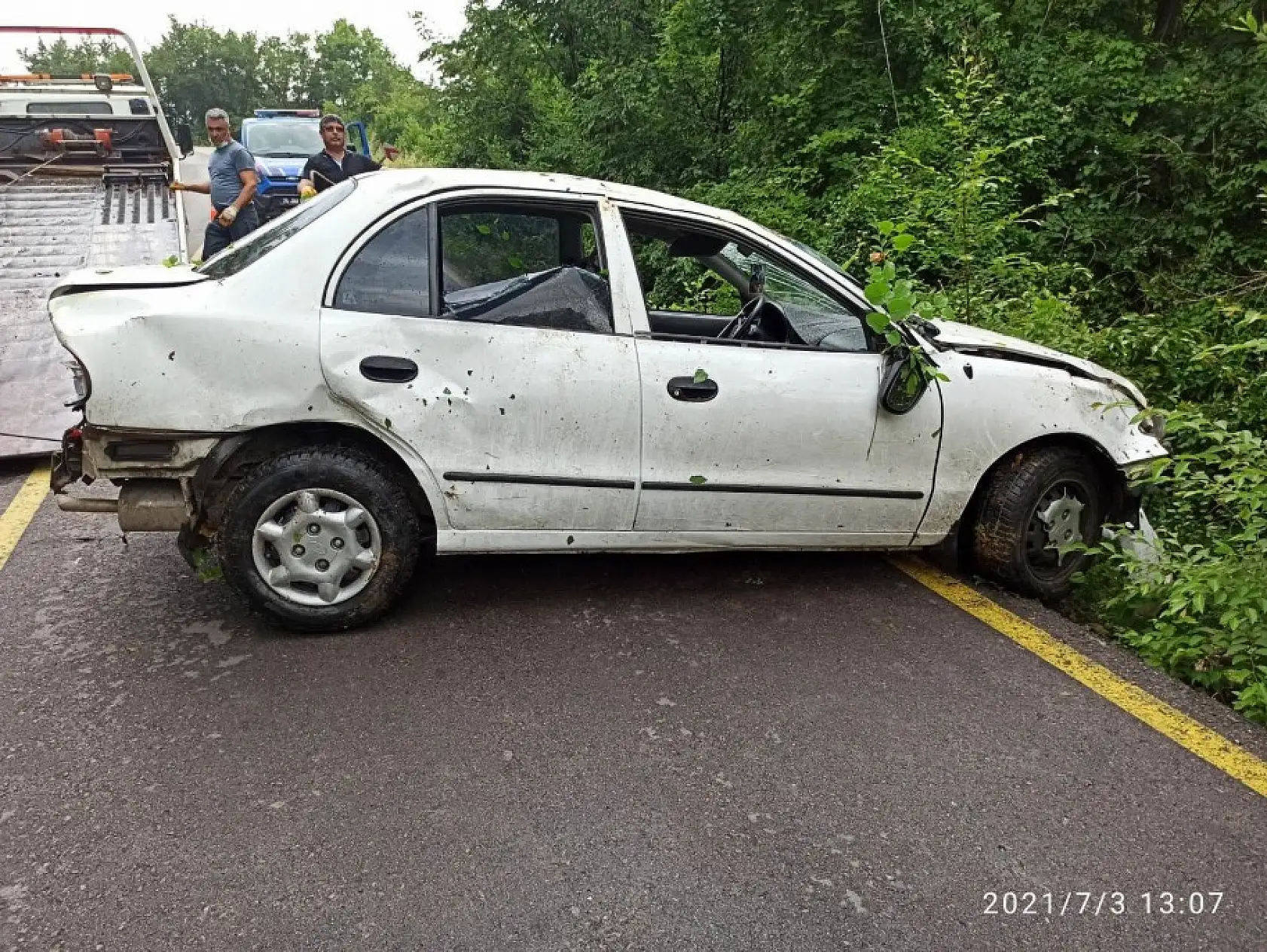 Otomobil uçuruma yuvarlandı