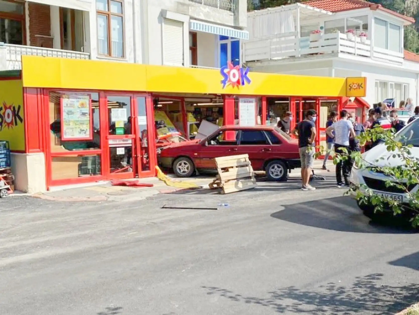 Otomobil şoka girdi