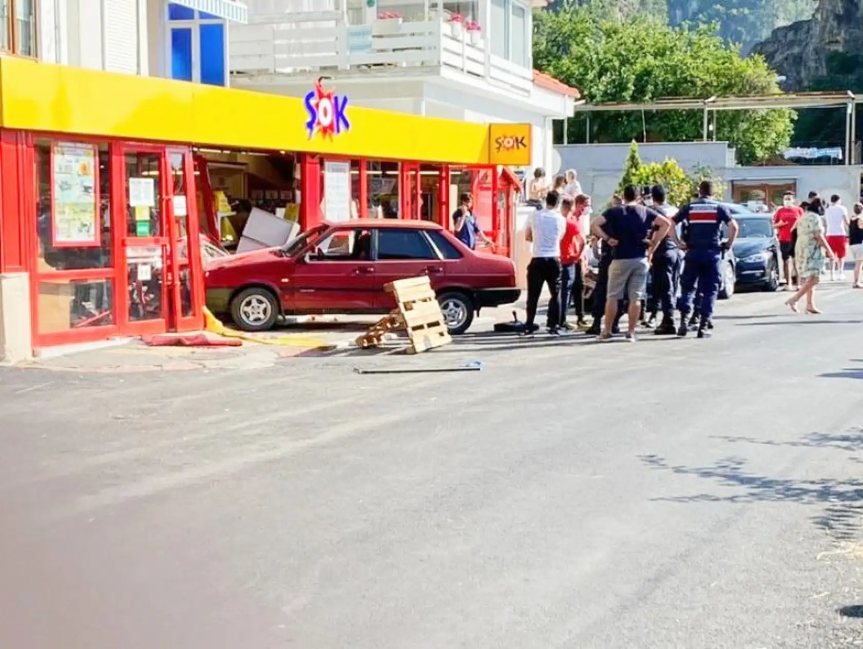 Otomobil şoka girdi