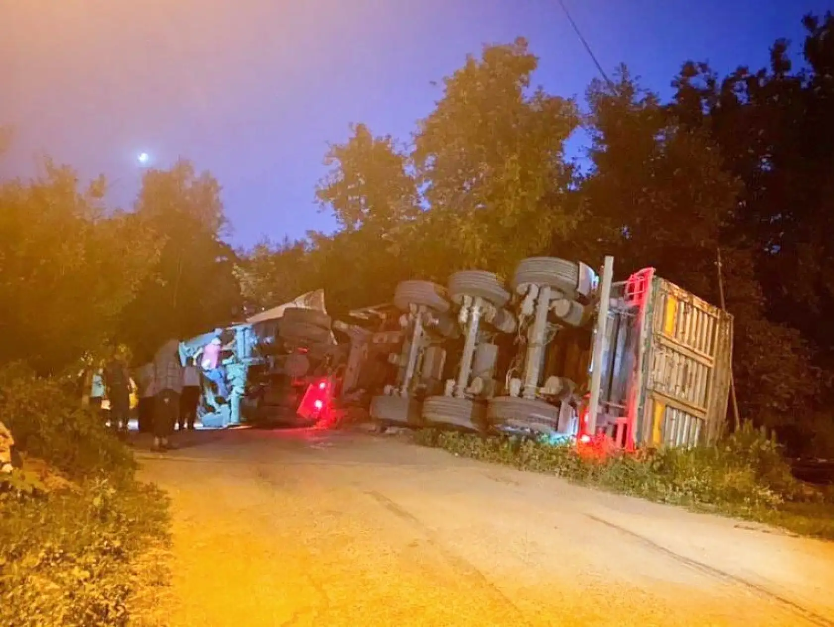 Son dakika, Köprüde devrildi