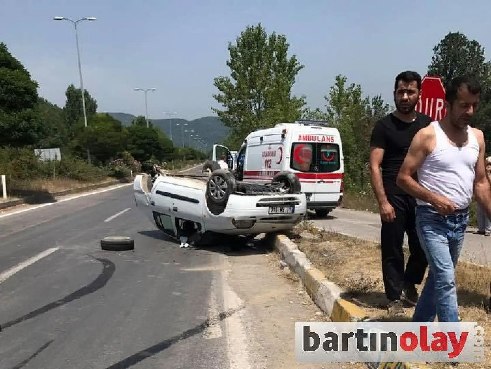 Takla atan ara ters döndü, 2 yaralı