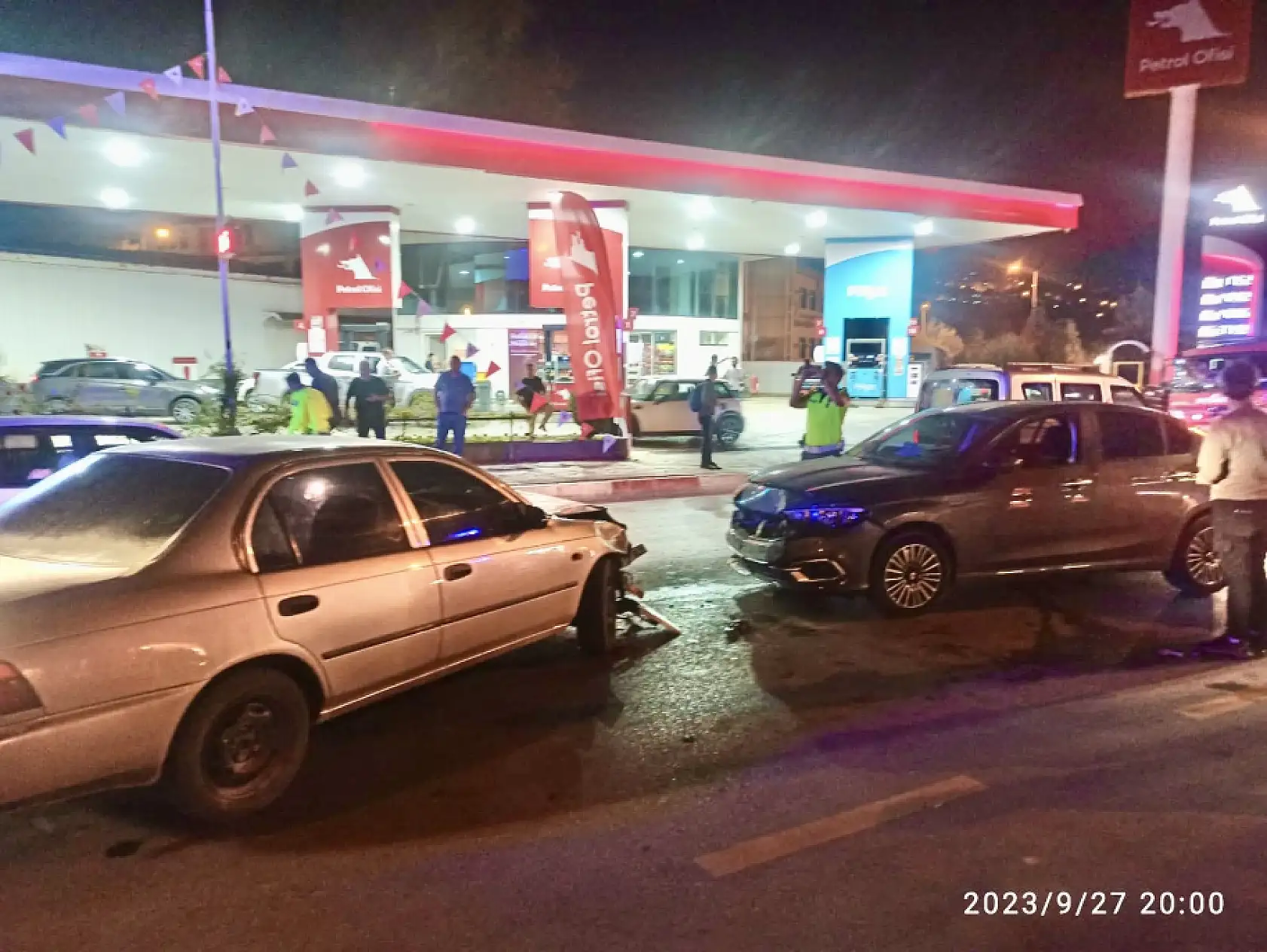 Yalıda iki araç çarpıştı