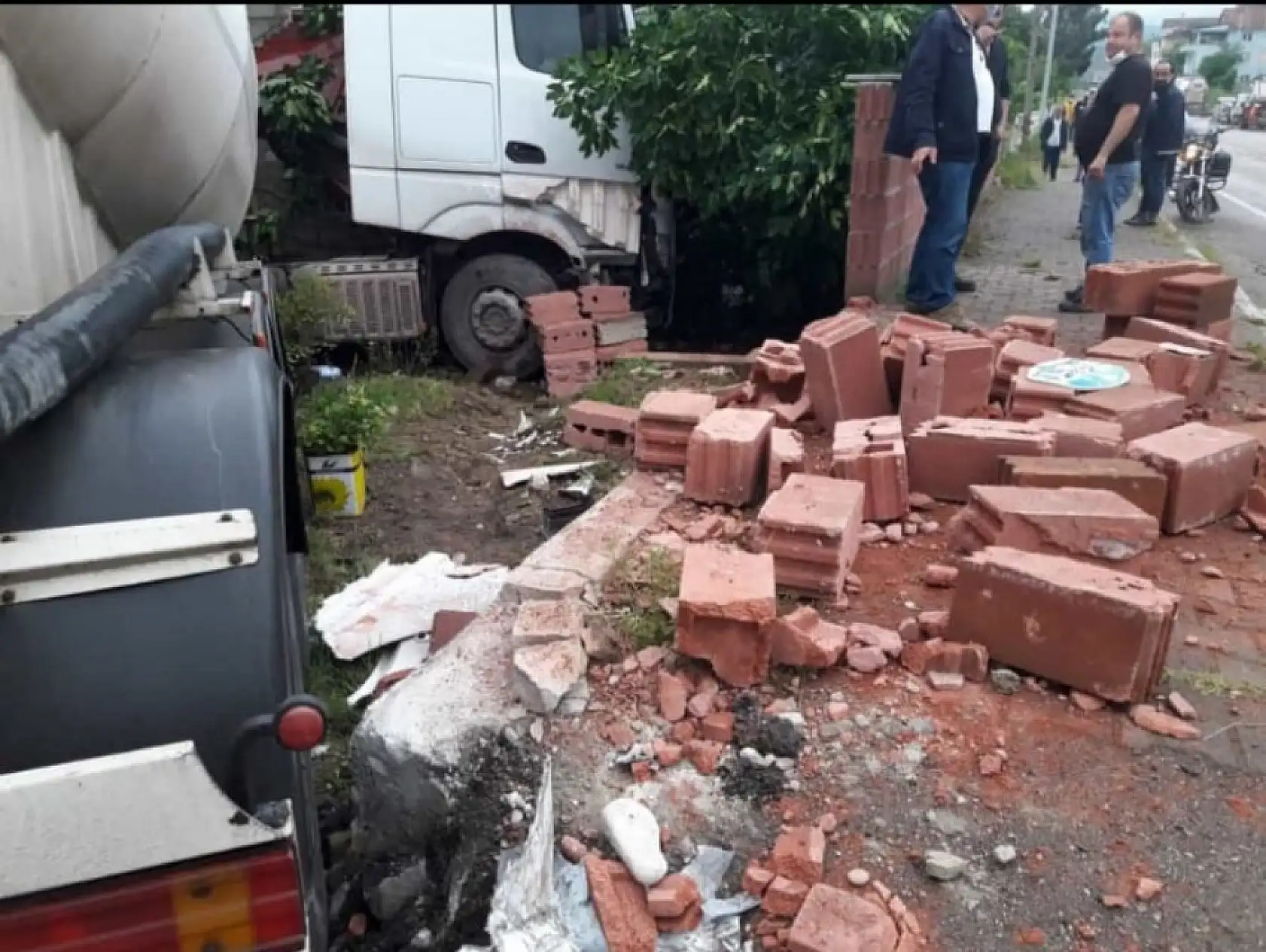 Silobas evin bahçesine girdi