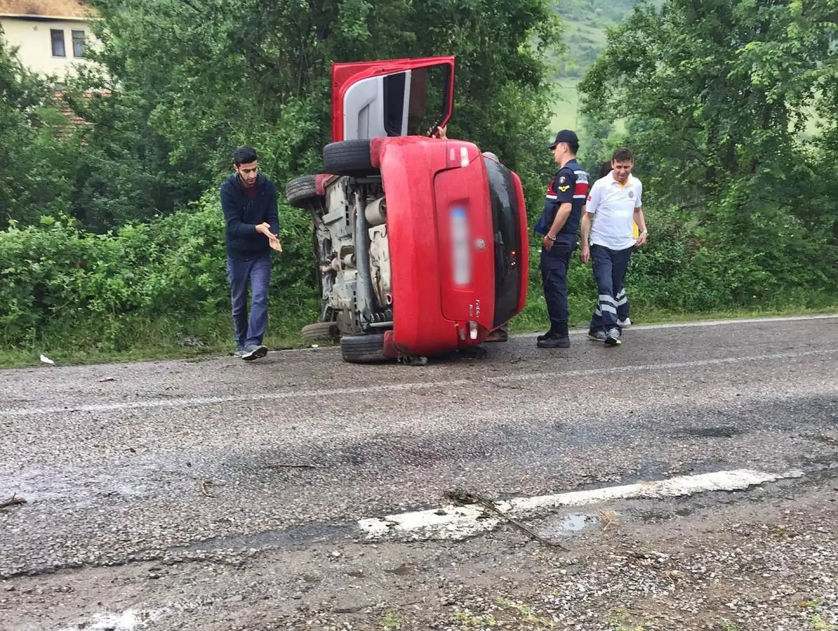Islak zeminde kayan otomobil takla attı