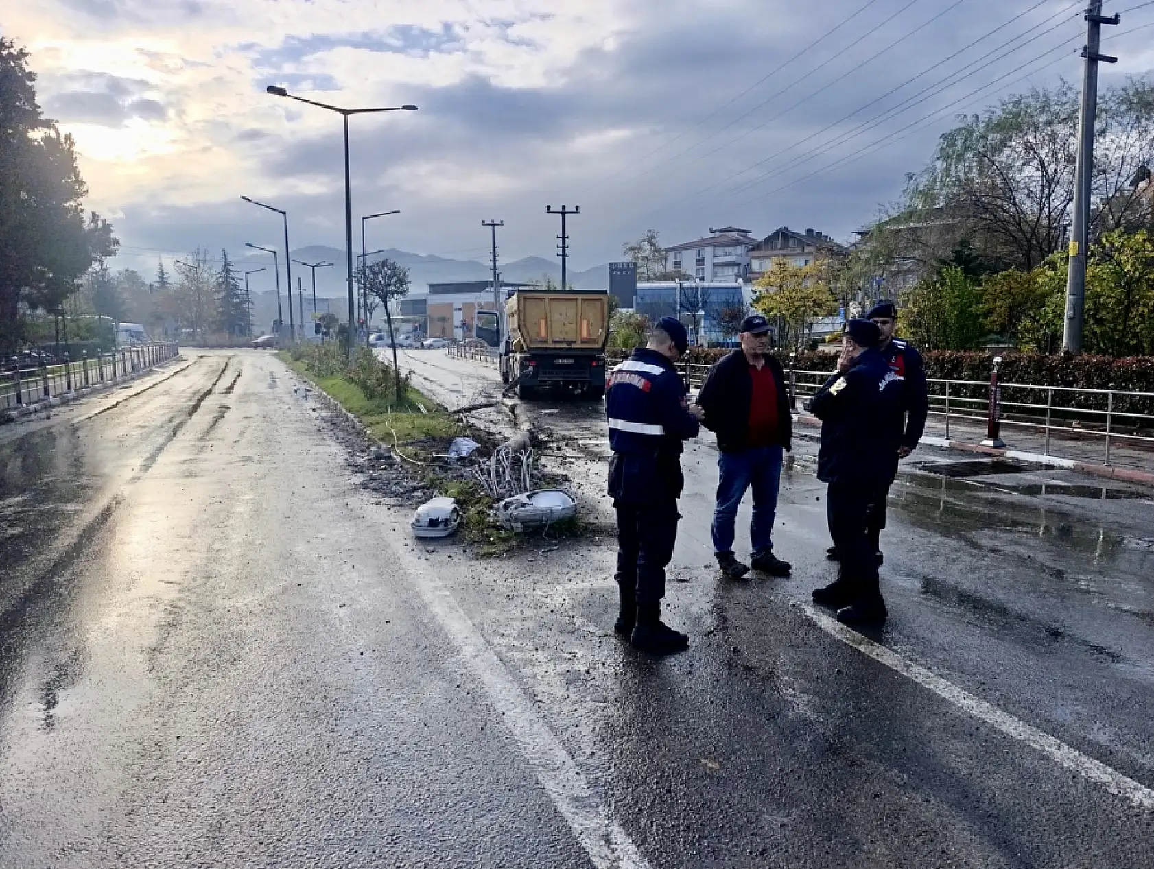 Damperli kamyon kontrolden çıktı