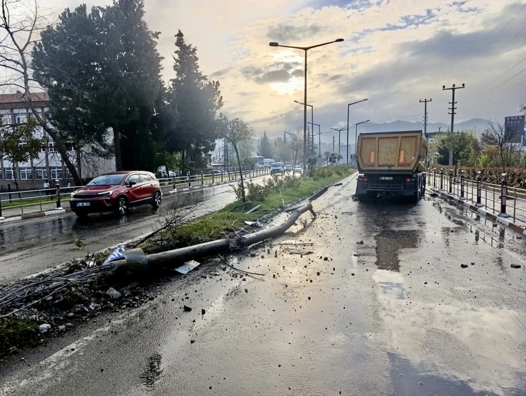 Damperli kamyon kontrolden çıktı