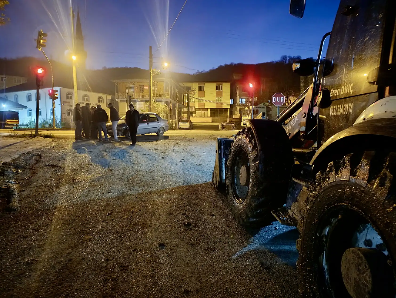 Otomobil ile kepçe çarpıştı