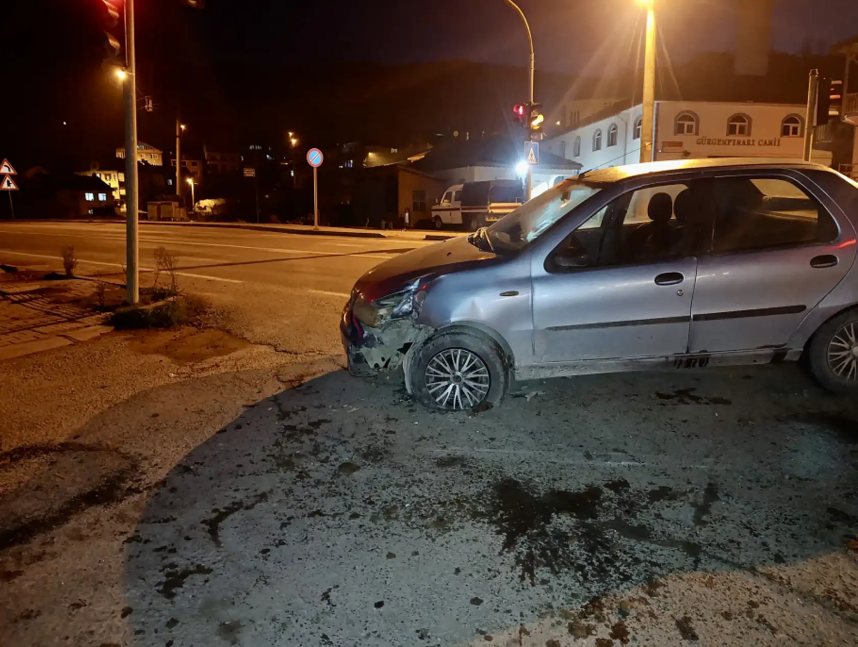 Otomobil ile kepçe çarpıştı