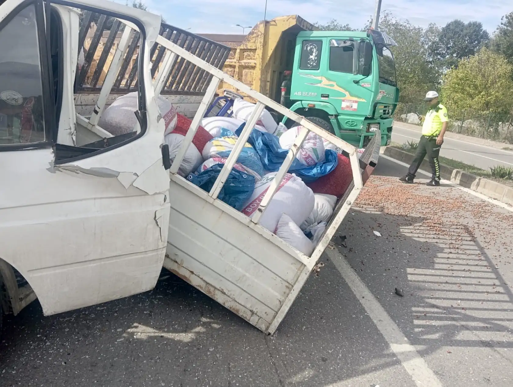 Hafriyat Kamyonu ile Kamyonet Çarpıştı