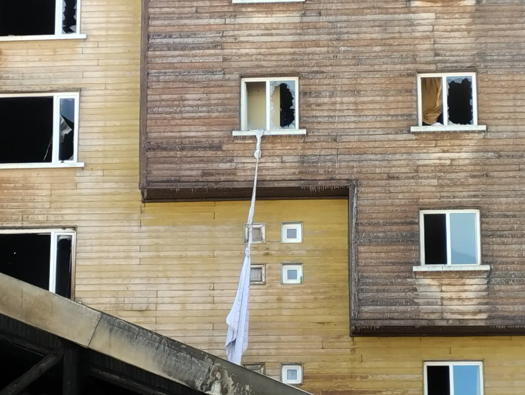 Pencerelerden çarşaflarla inmeye çalıştılar