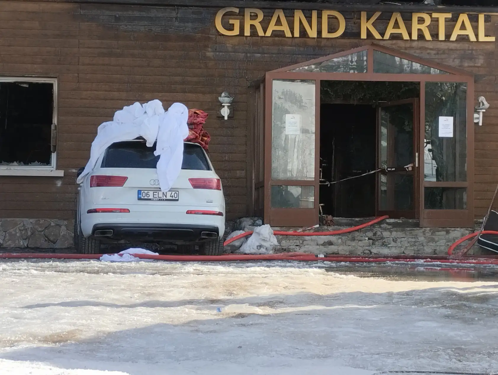 Pencerelerden çarşaflarla inmeye çalıştılar