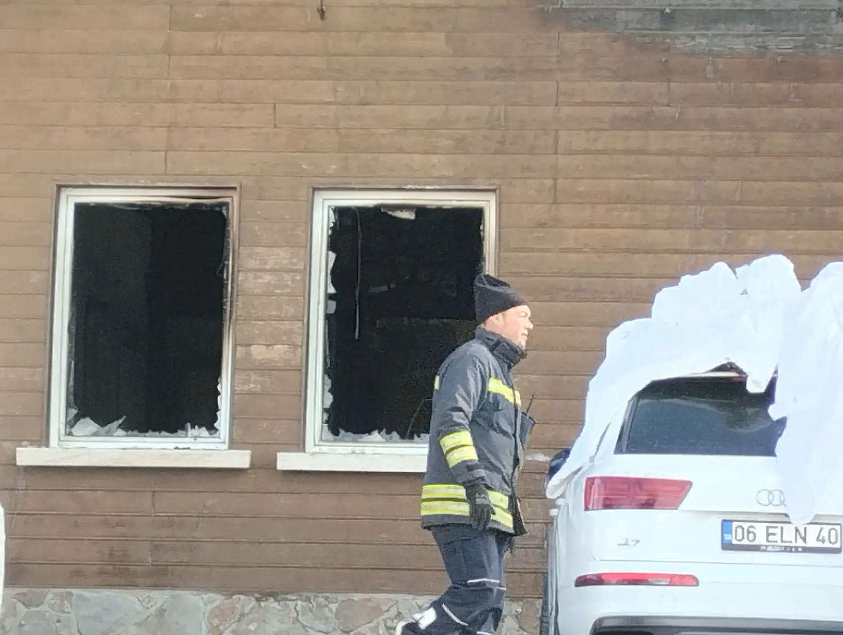 Pencerelerden çarşaflarla inmeye çalıştılar