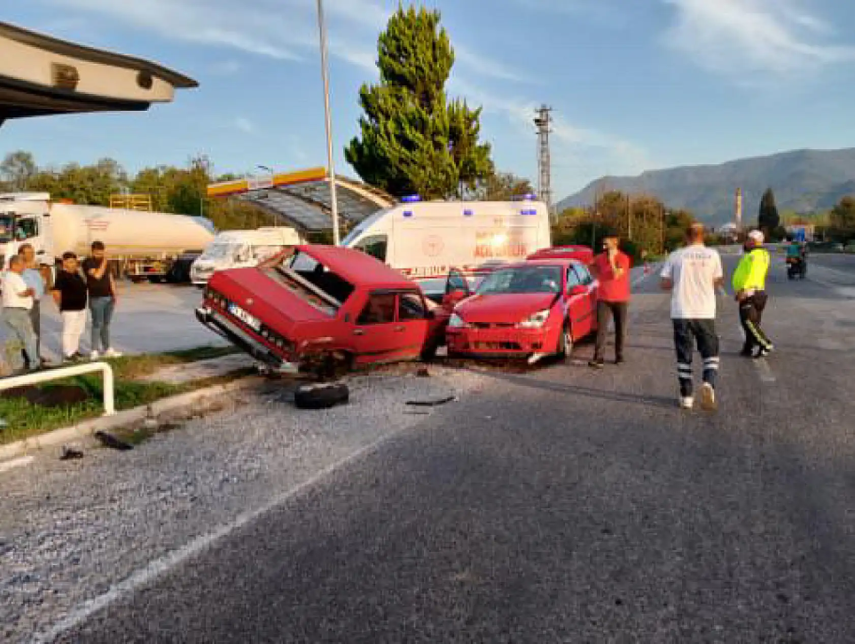 Kurtköy'de iki araç çarpıştı