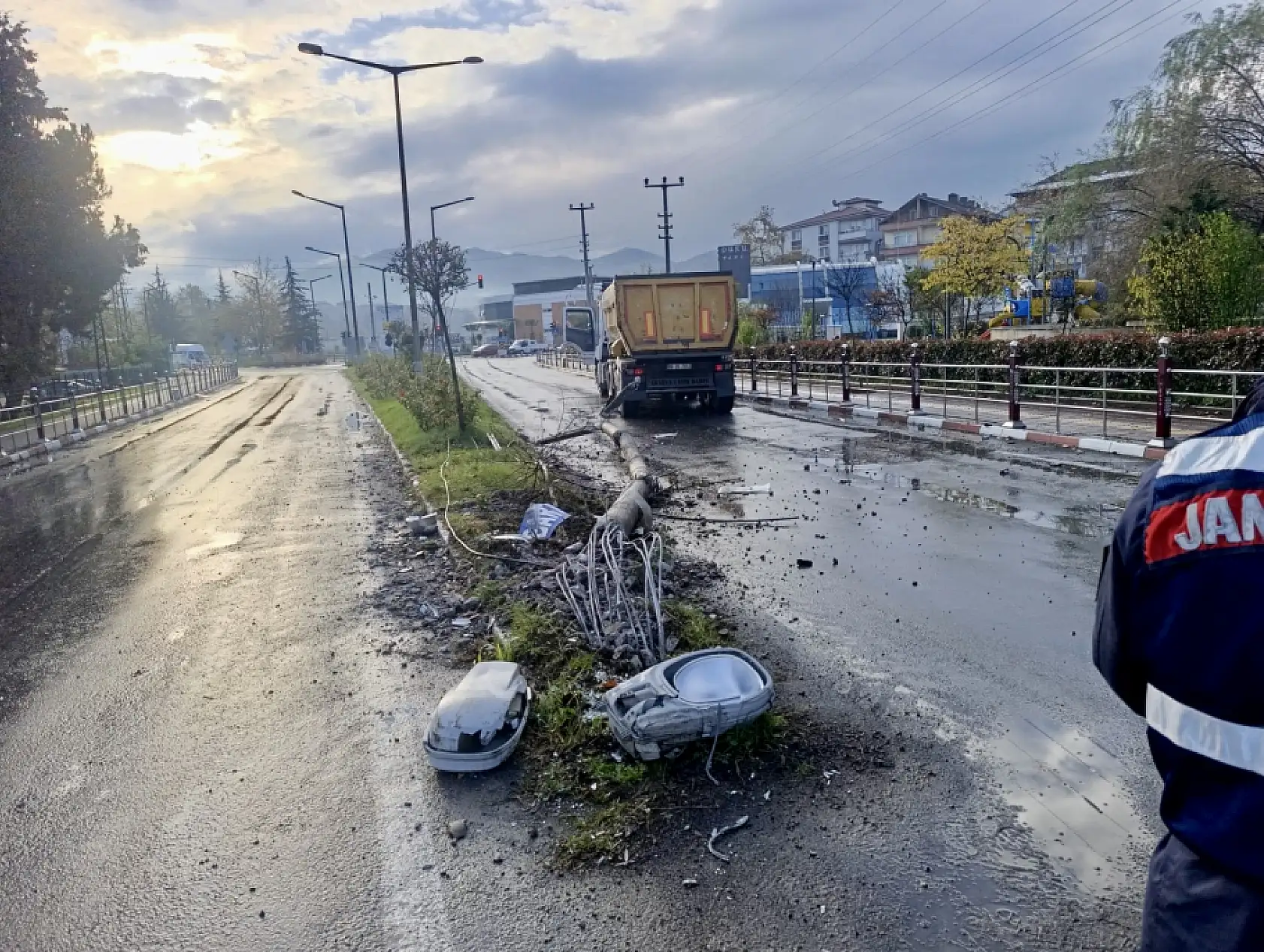 Damperli kamyon kontrolden çıktı