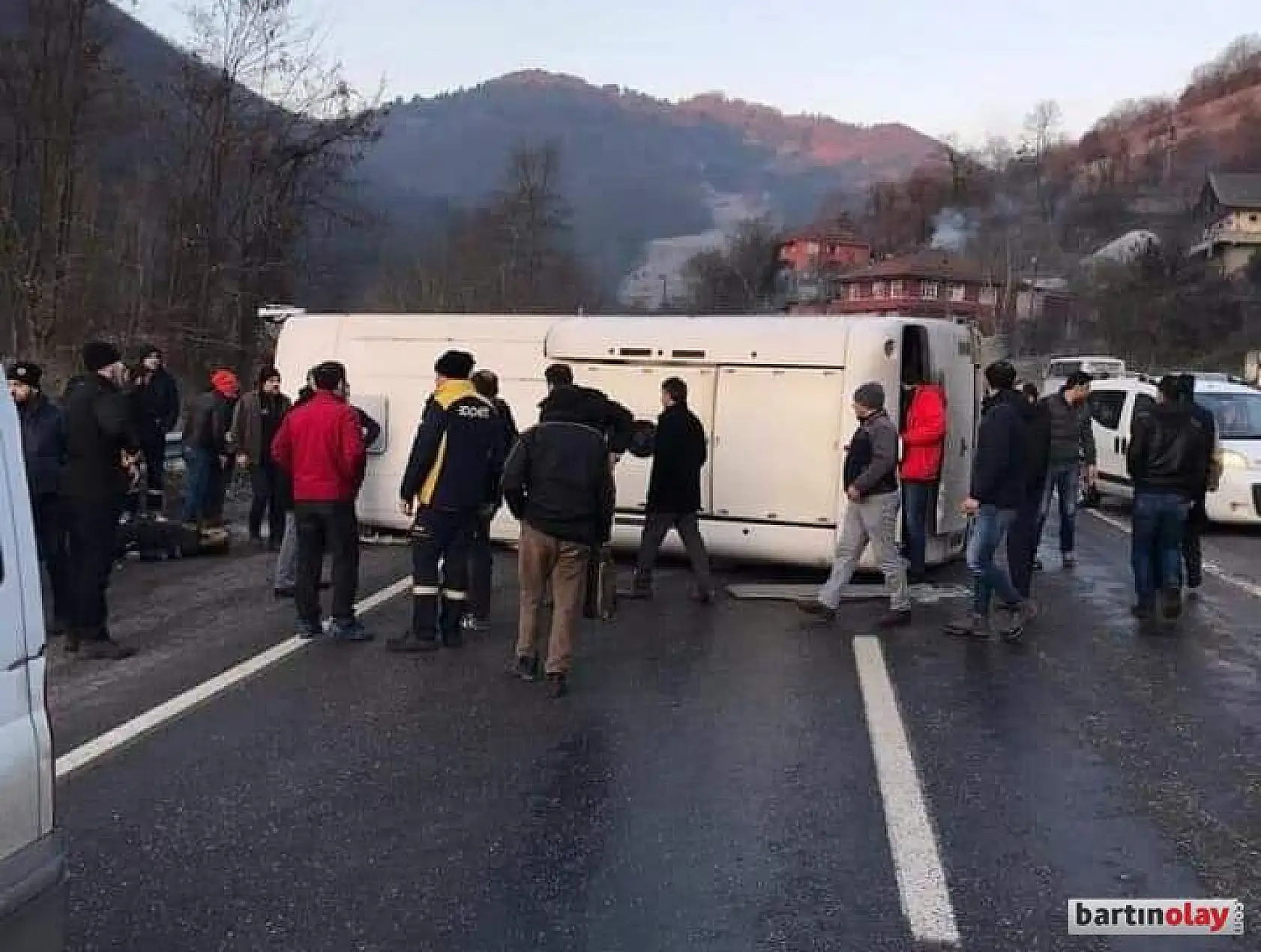 Buzlu yollarda 3 kaza, 13 yaralı