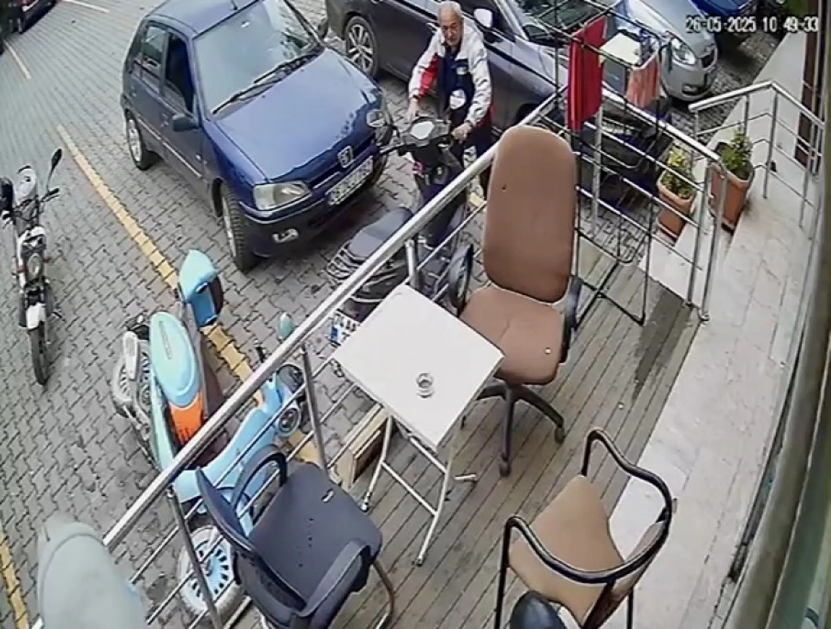 Pati darbesi motosikleti devirdi