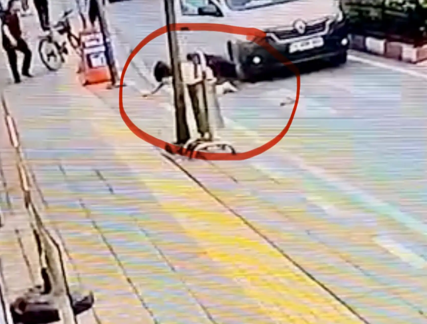 Küçük çocuğa araba çarptı