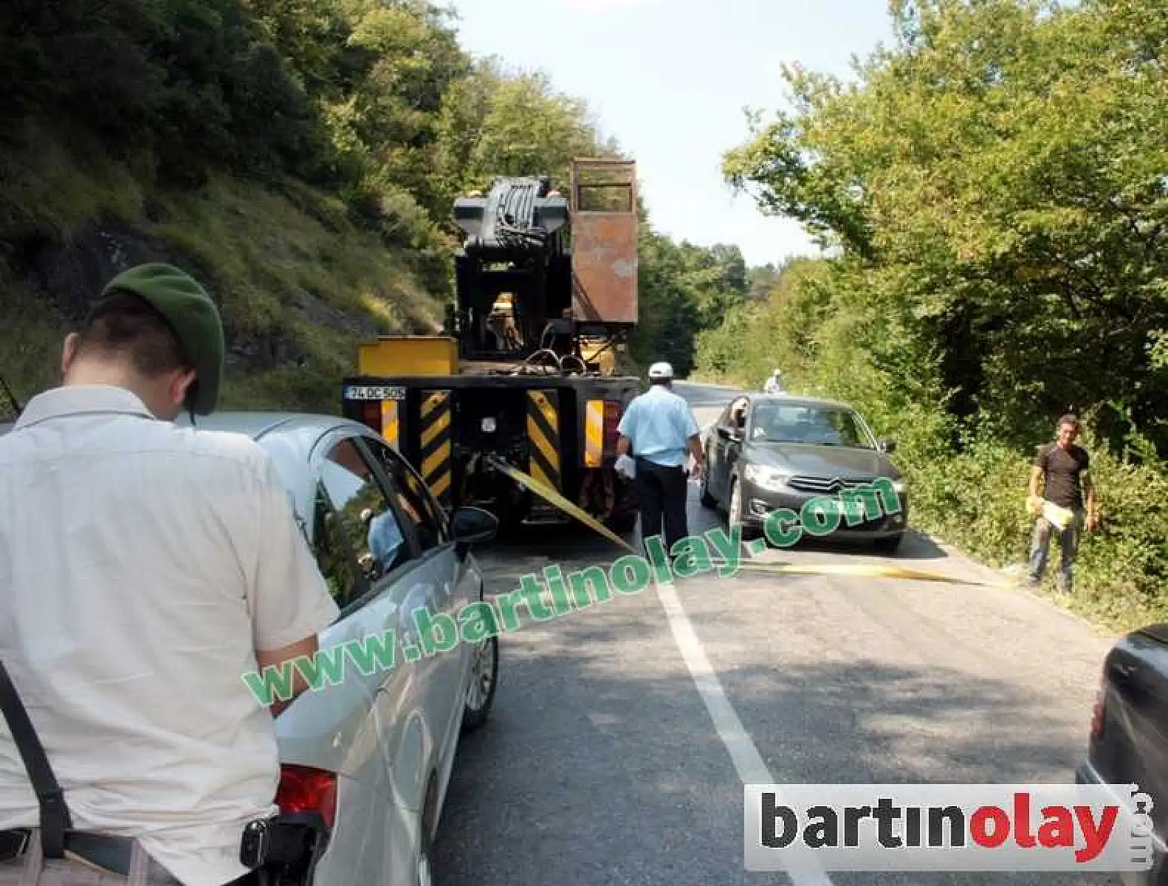 UÇURUMA YUVARLANAN OTOMOBİLİ TEL ÖRGÜLER ENGELLEDİ