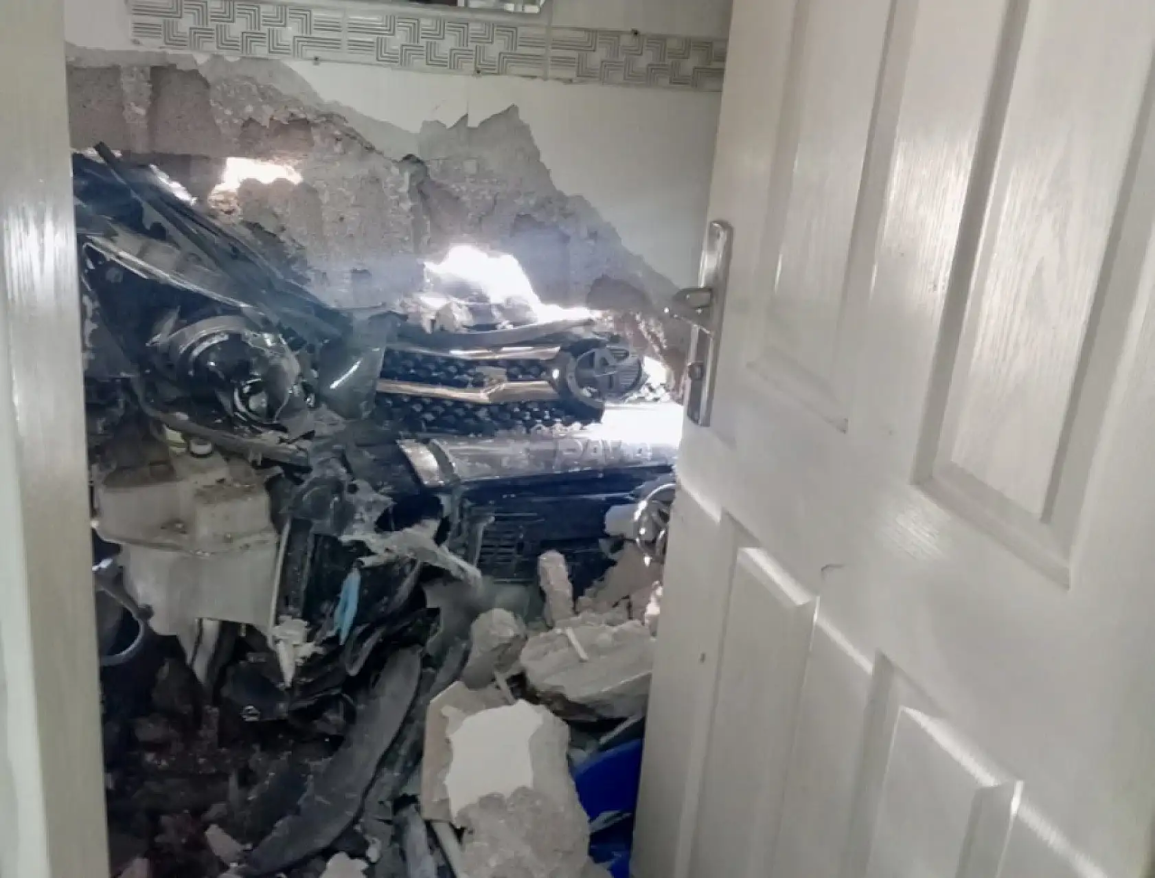 Kontrolden çıktı, duvarı deldi