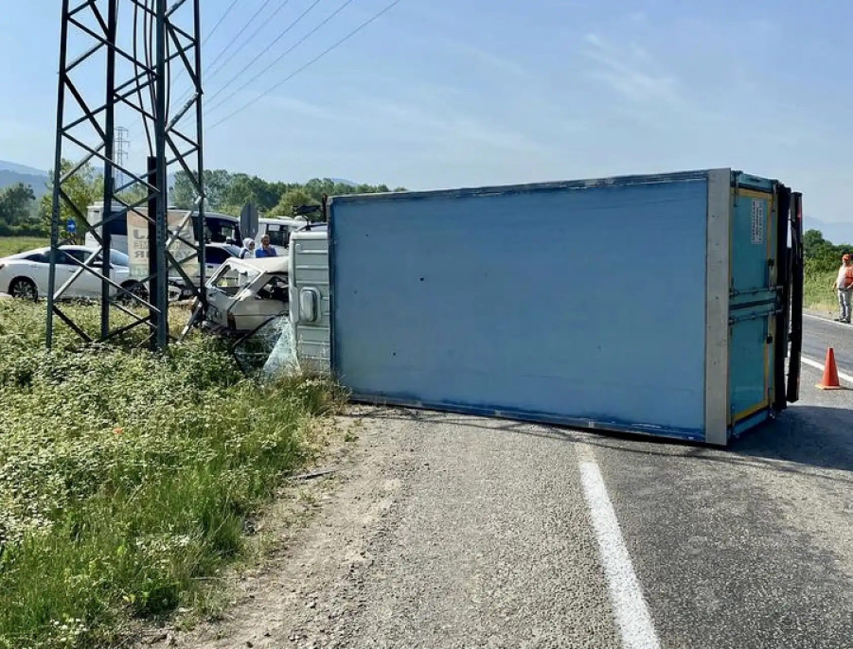 Otomobil ile çarpışan Kamyonet devrildi