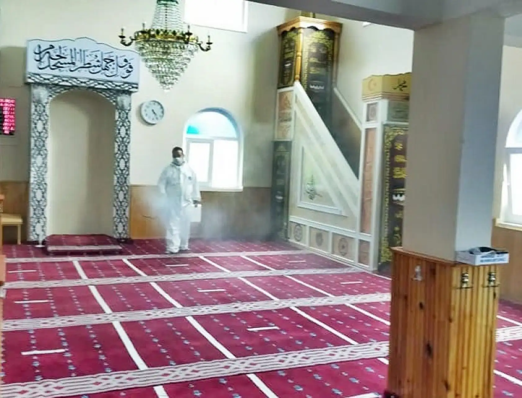 Kozcağız'da camilere gül kokulu dezenfektan