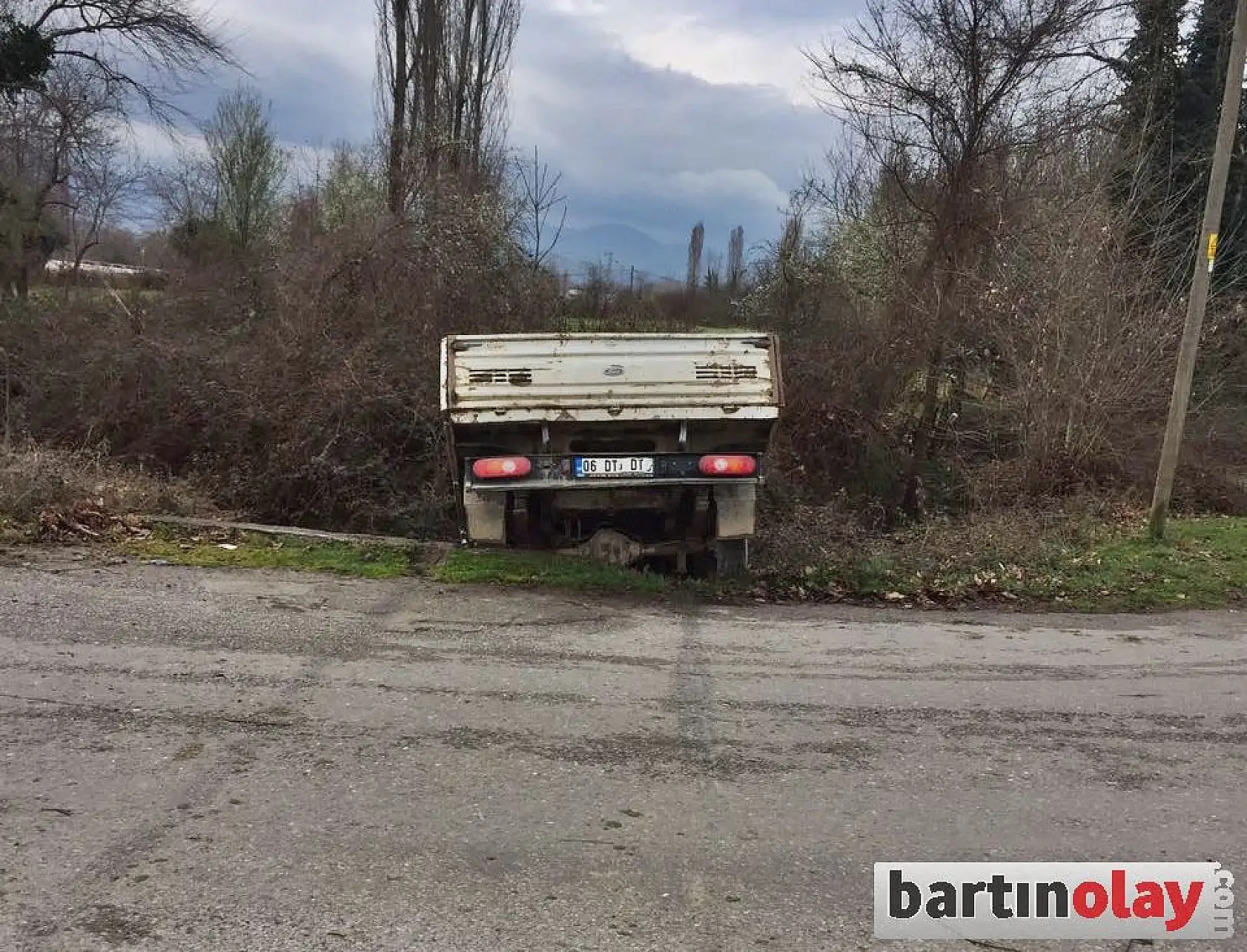 Kamyonet şarampole devrildi