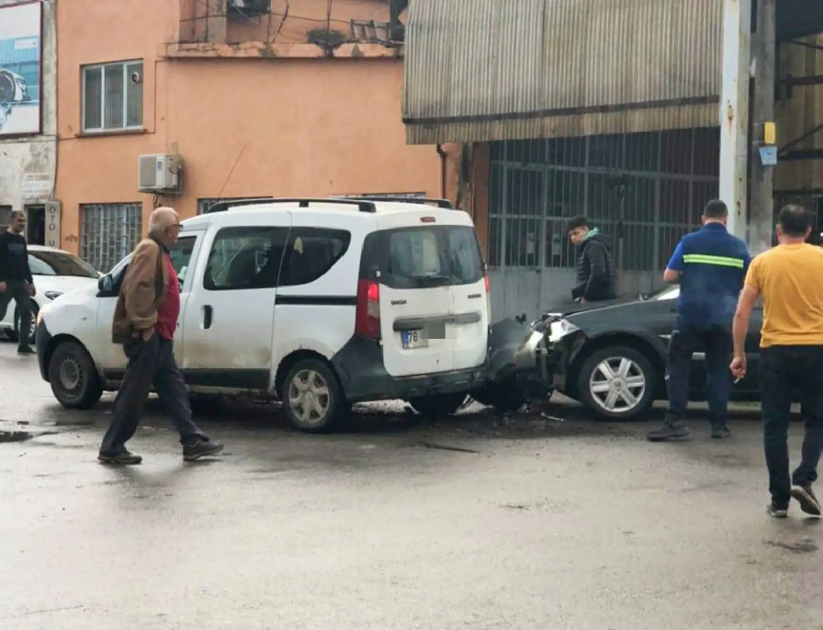 Minibüs ile kamyonet çarpıştı