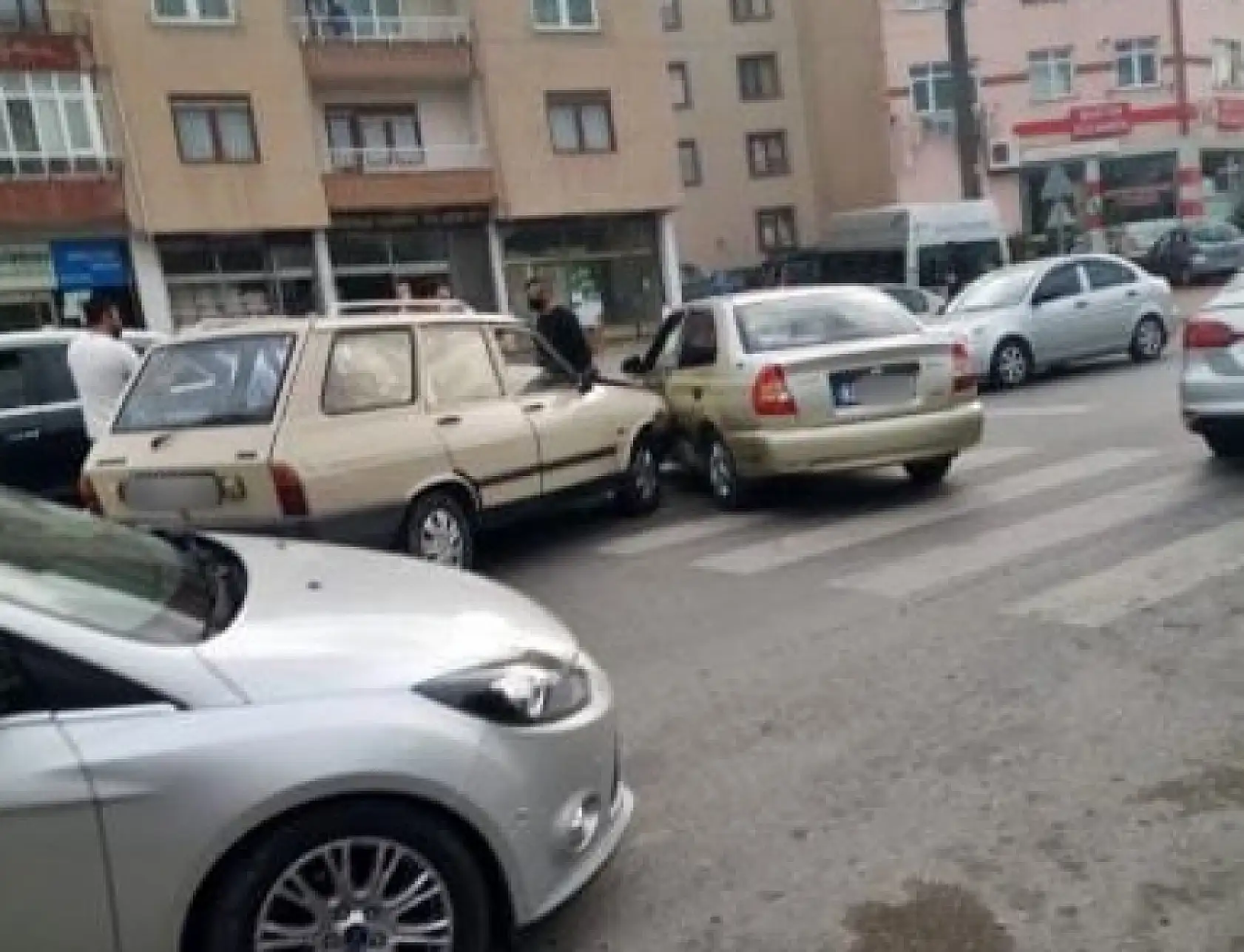 iki otomobil çarpıştı