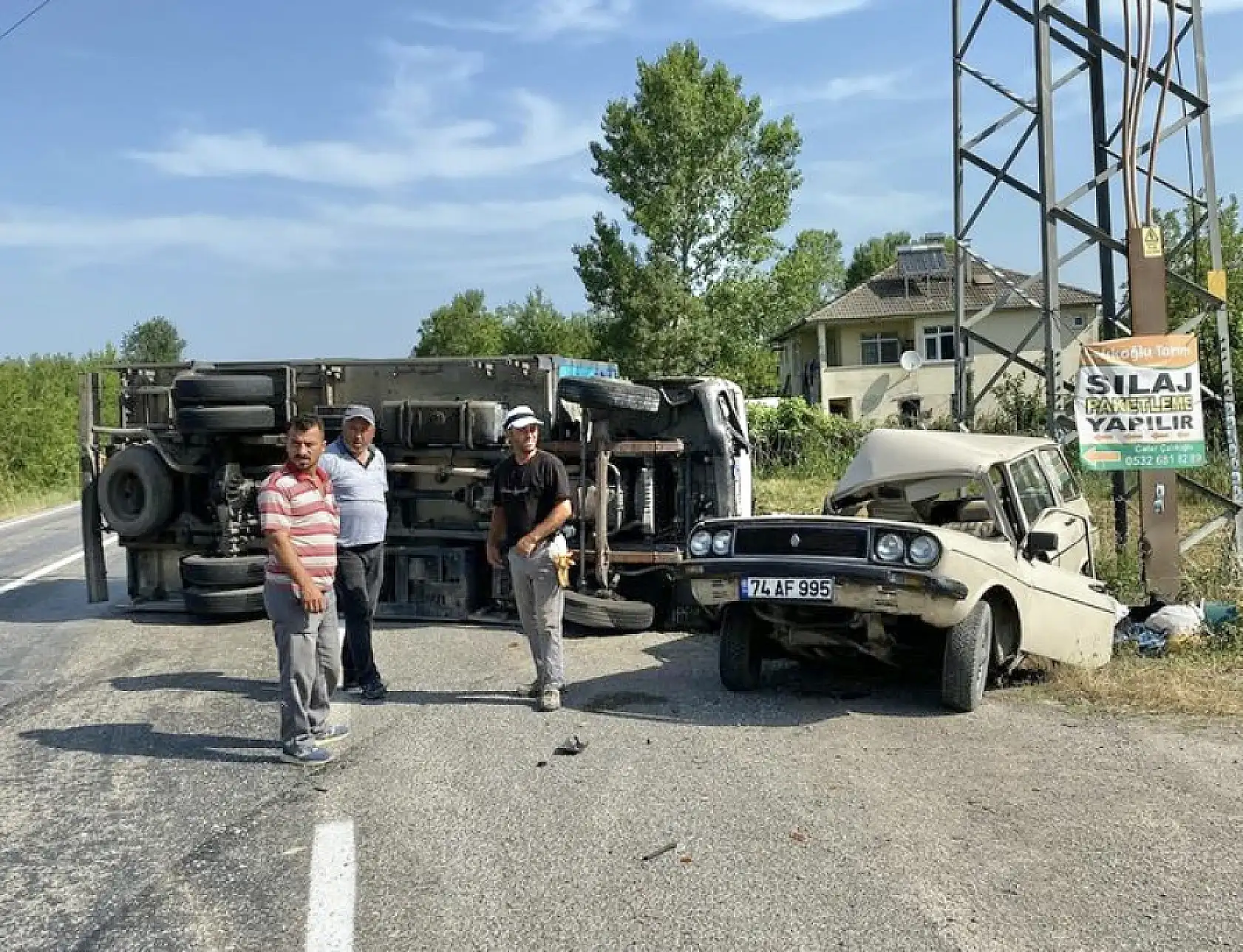 Otomobil ile çarpışan Kamyonet devrildi