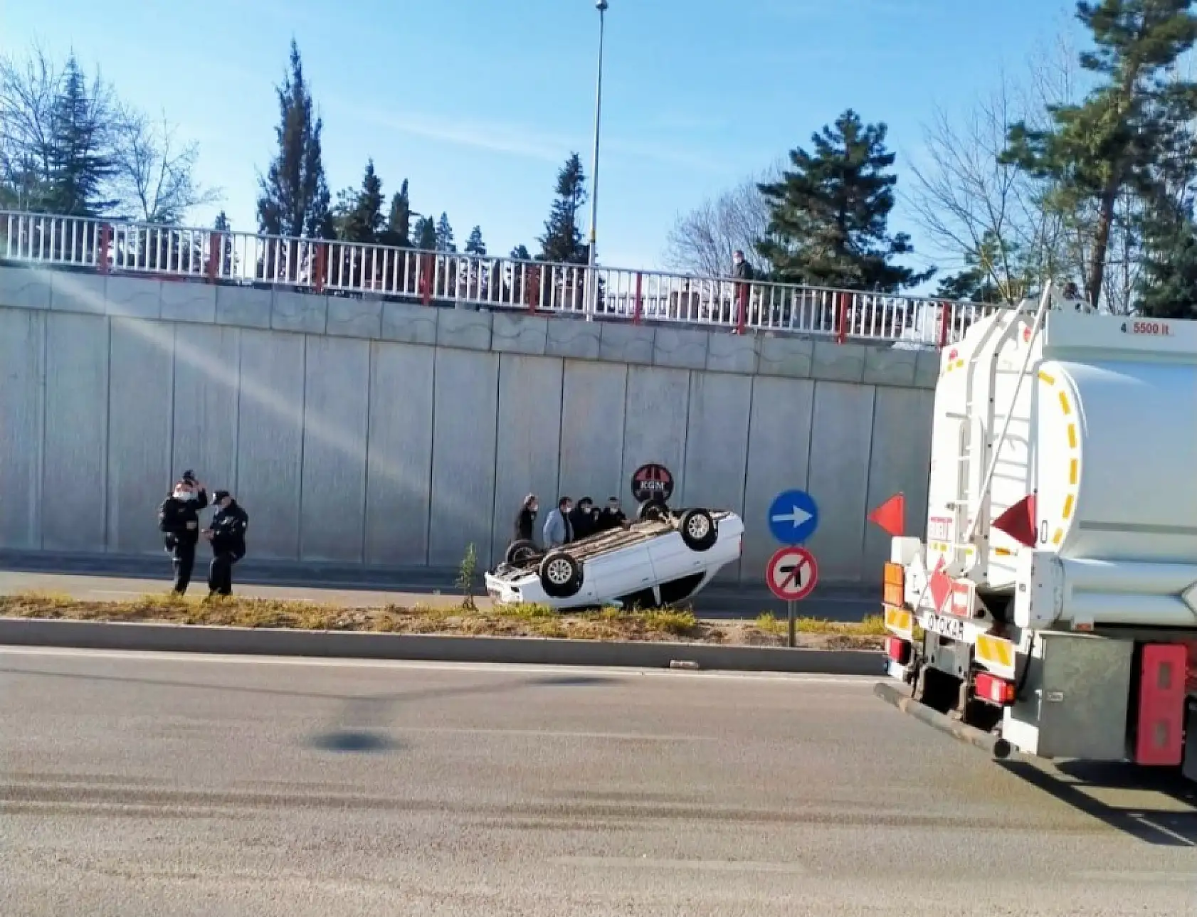 Kontrolden çıkan otomobil takla attı